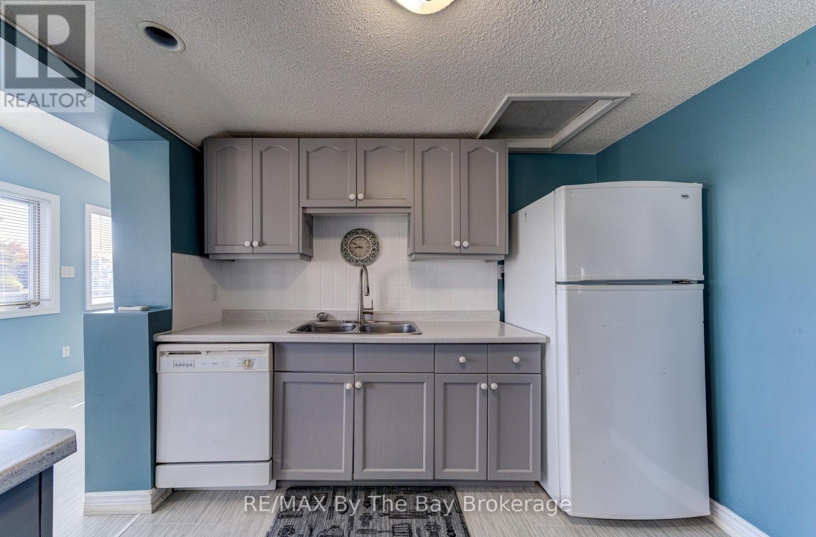 2nd Floor Apartment - 15 Willow Street, Wasaga Beach, Ontario  L9Z 2L4 - Photo 12 - S12674162