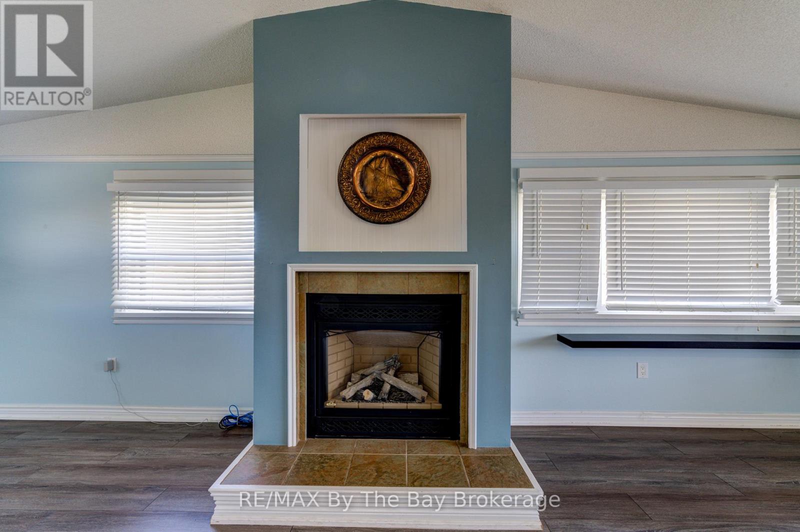 2nd Floor Apartment - 15 Willow Street, Wasaga Beach, Ontario  L9Z 2L4 - Photo 7 - S12674162