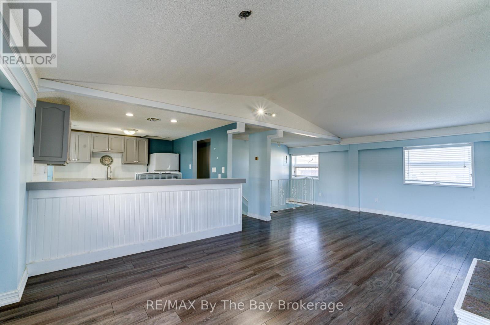 2nd Floor Apartment - 15 Willow Street, Wasaga Beach, Ontario  L9Z 2L4 - Photo 9 - S12674162