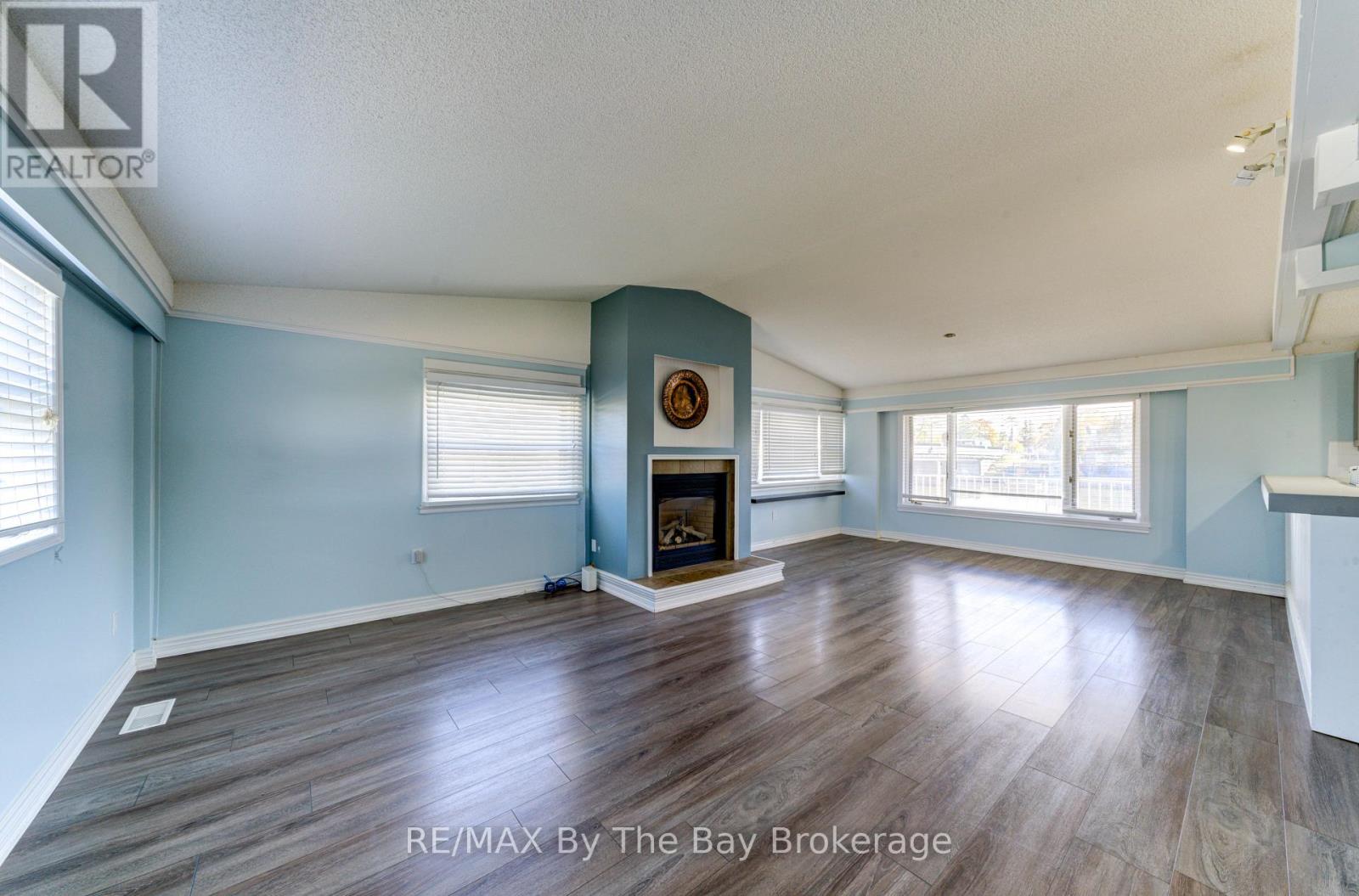 2nd Floor Apartment - 15 Willow Street, Wasaga Beach, Ontario  L9Z 2L4 - Photo 5 - S12674162