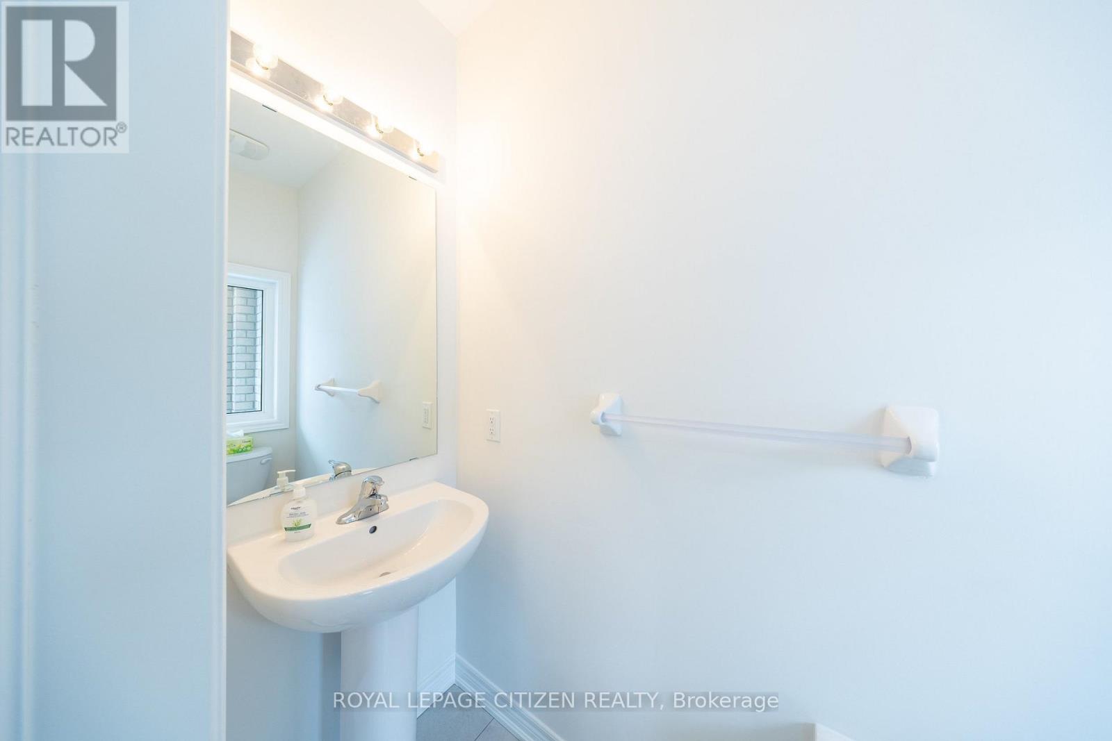 68 Mcgowan Drive, Whitby, Ontario  L1P 0R5 - Photo 4 - E12674138