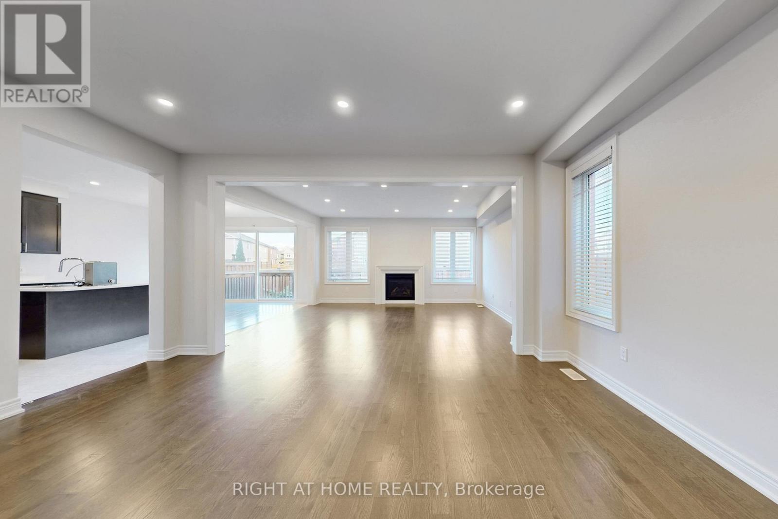 11 Robert Wilson Crescent, Georgina, Ontario  L4P 0G8 - Photo 4 - N12674102