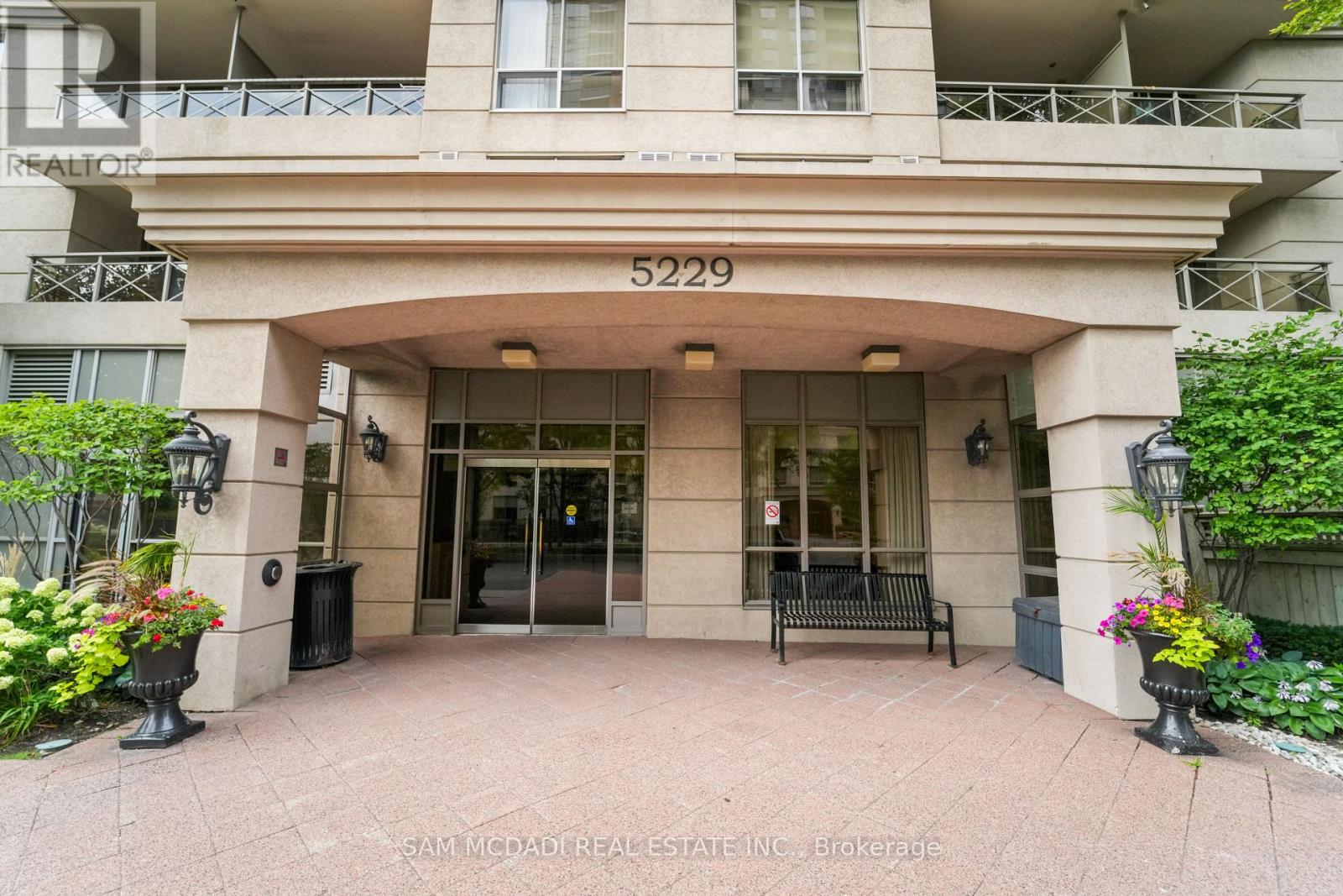 2002 - 5229 Dundas Street W, Toronto, Ontario  M9B 6L9 - Photo 3 - W12674050