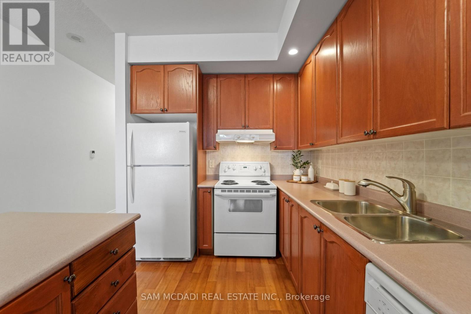 2002 - 5229 Dundas Street W, Toronto, Ontario  M9B 6L9 - Photo 6 - W12674050