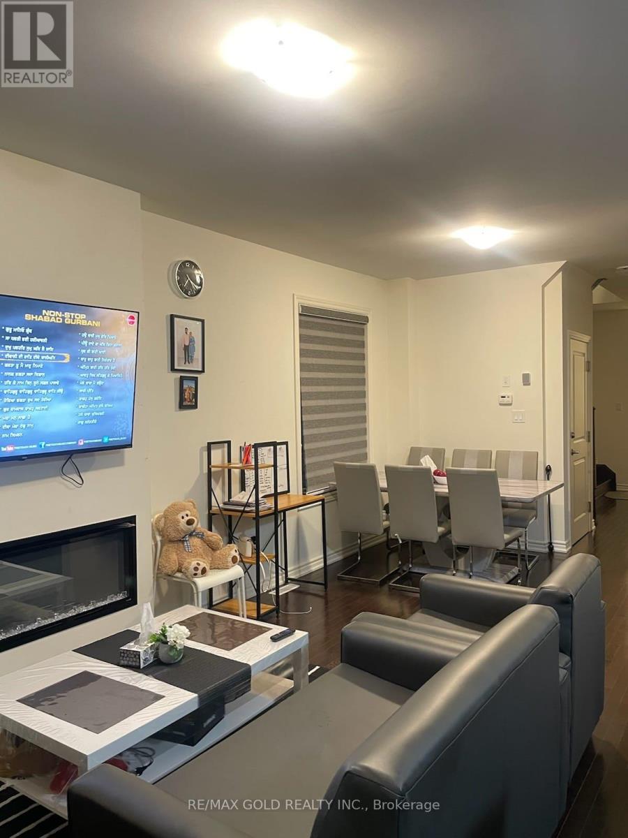 25 Truffle Court, Brampton, Ontario  L7A 5A6 - Photo 3 - W12674190