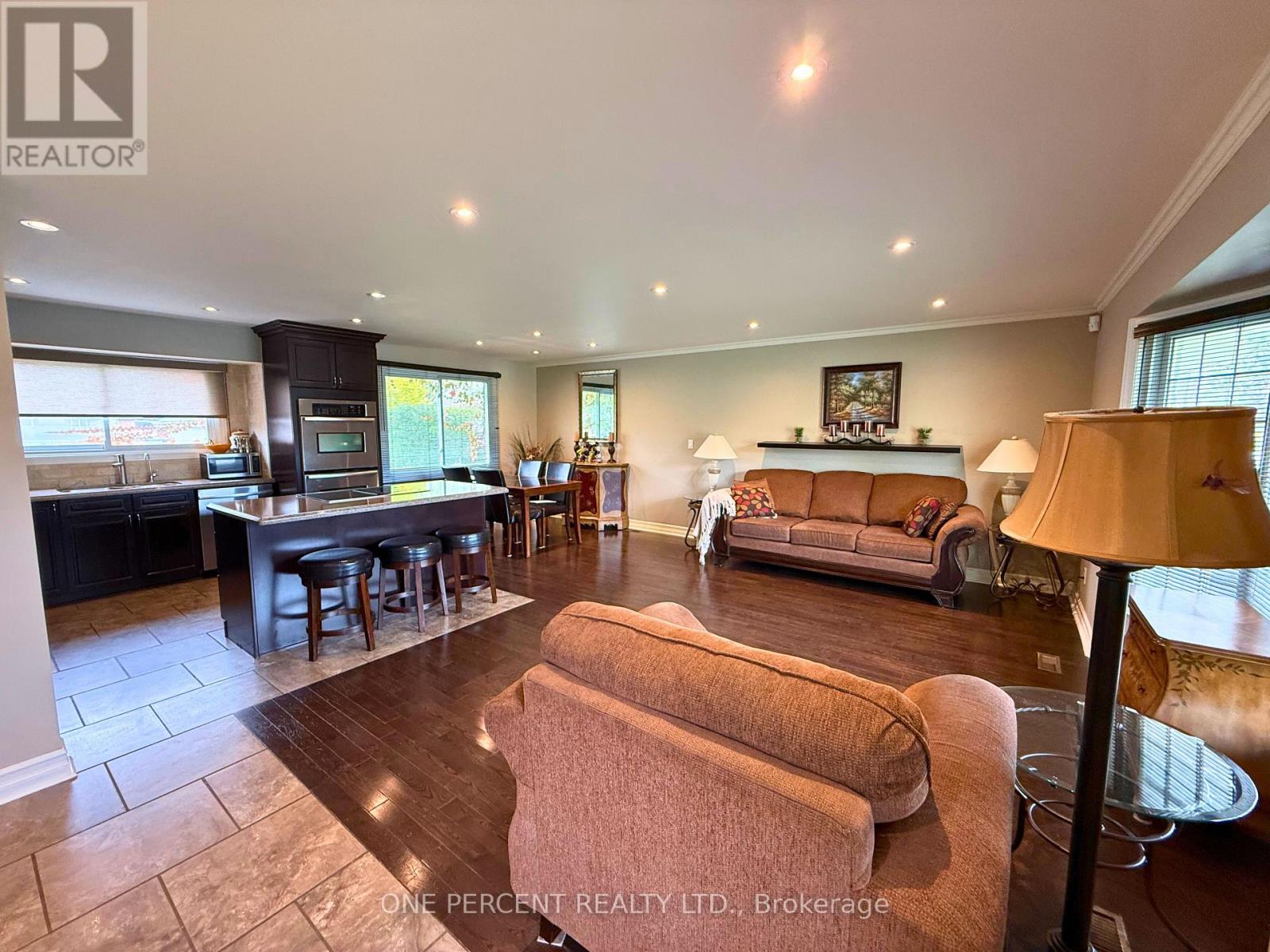 978 Ferndale Avenue, Fort Erie (Crescent Park), Ontario  L2A 5S8 - Photo 2 - X12674168