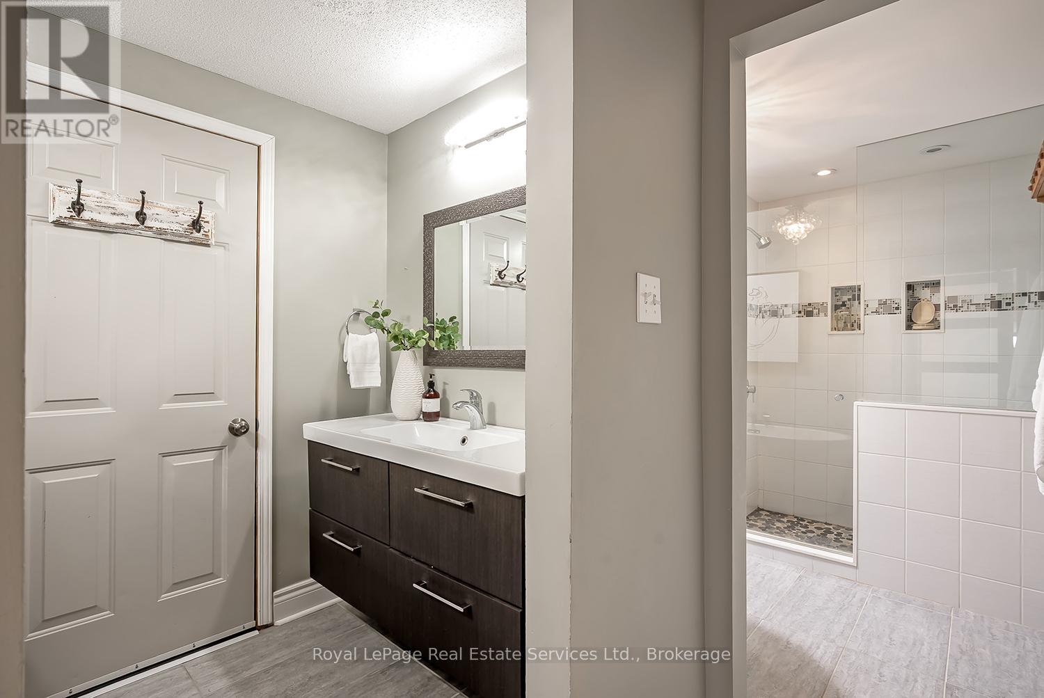 1544 Greenbriar Drive, Oakville, Ontario  L6M 1Y5 - Photo 22 - W12533520