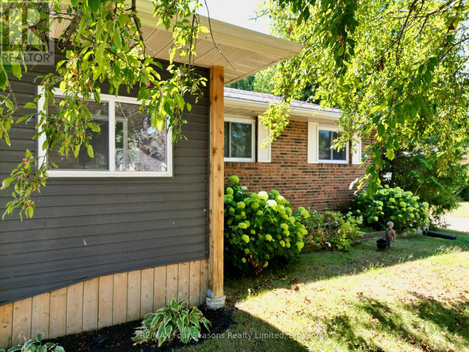 225 Christopher Street, Clearview, Ontario  L0M 1S0 - Photo 8 - S12593126