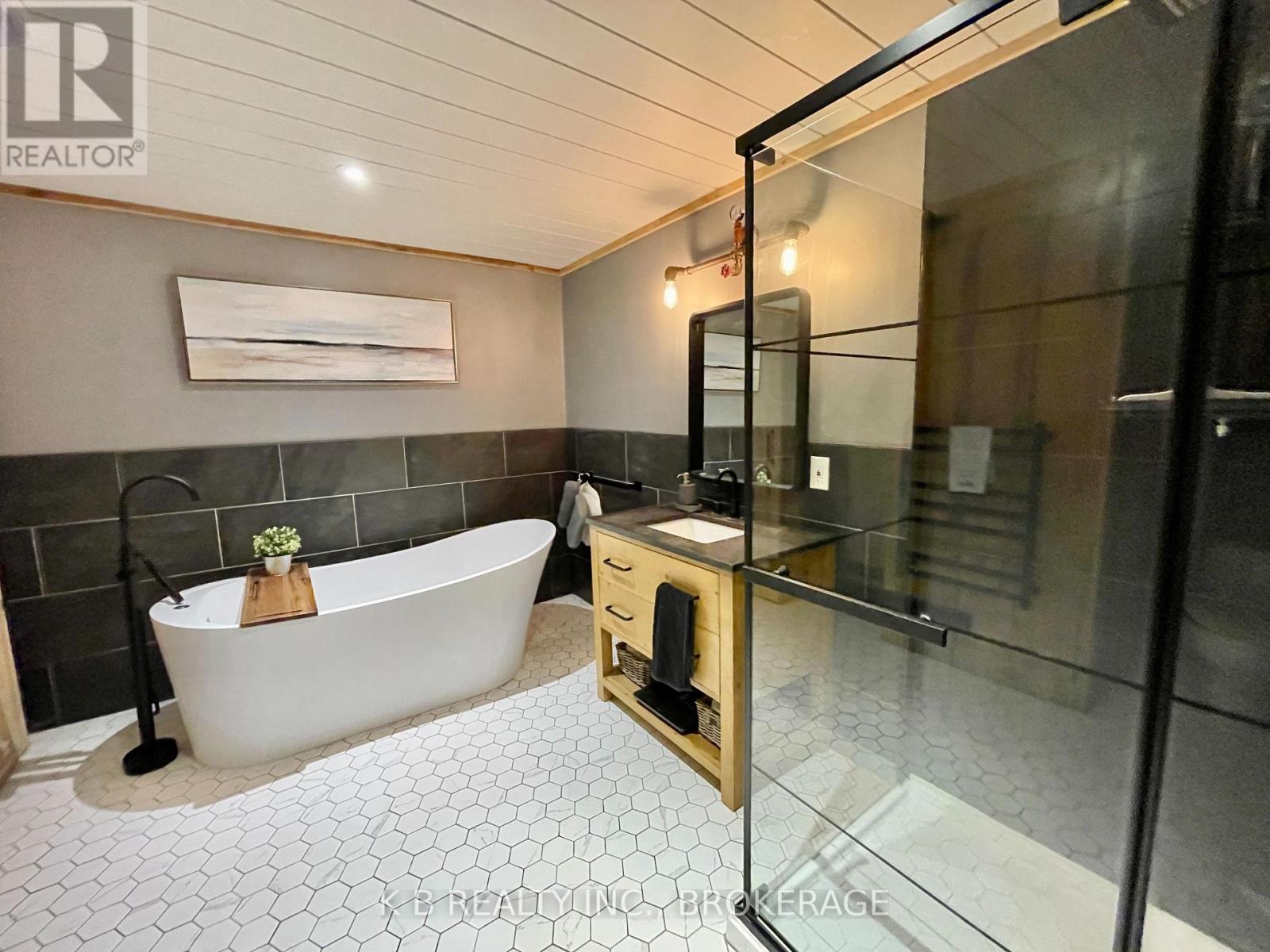 9261 33 Highway, Greater Napanee, Ontario K0H 1G0 - Photo 12 - X12639898