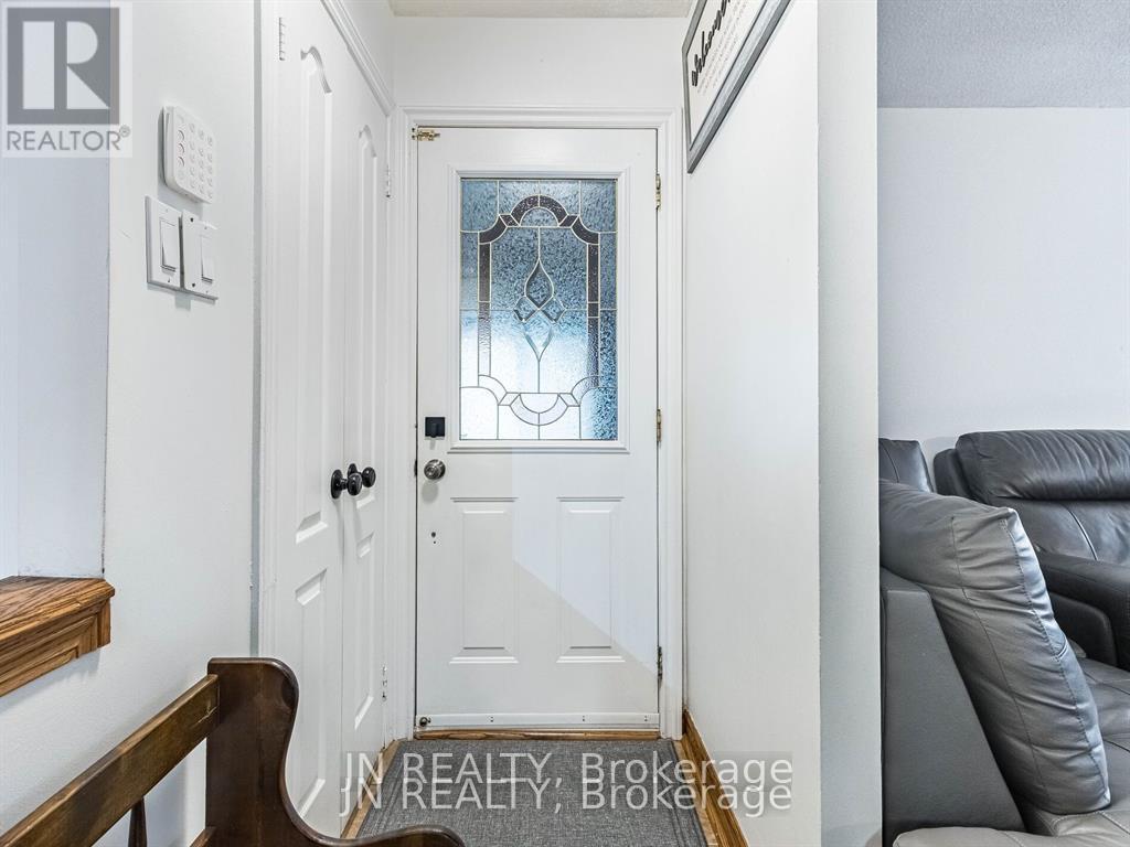 23 Hazelglen Court, Brampton, Ontario  L6S 1N7 - Photo 4 - W12674238