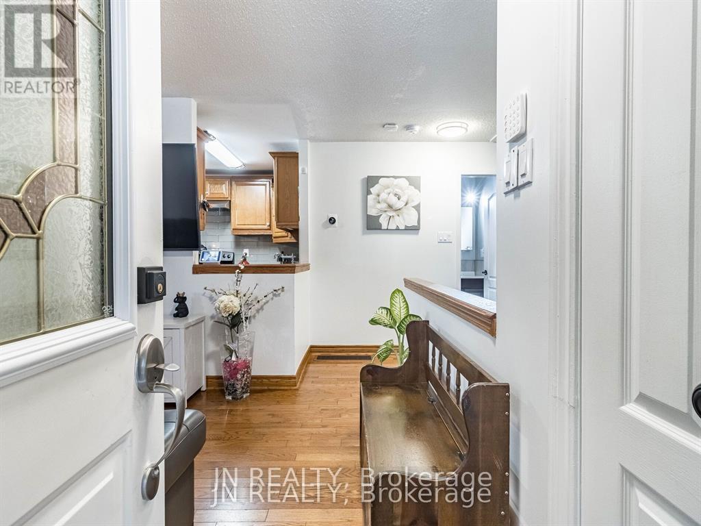 23 Hazelglen Court, Brampton, Ontario  L6S 1N7 - Photo 5 - W12674238