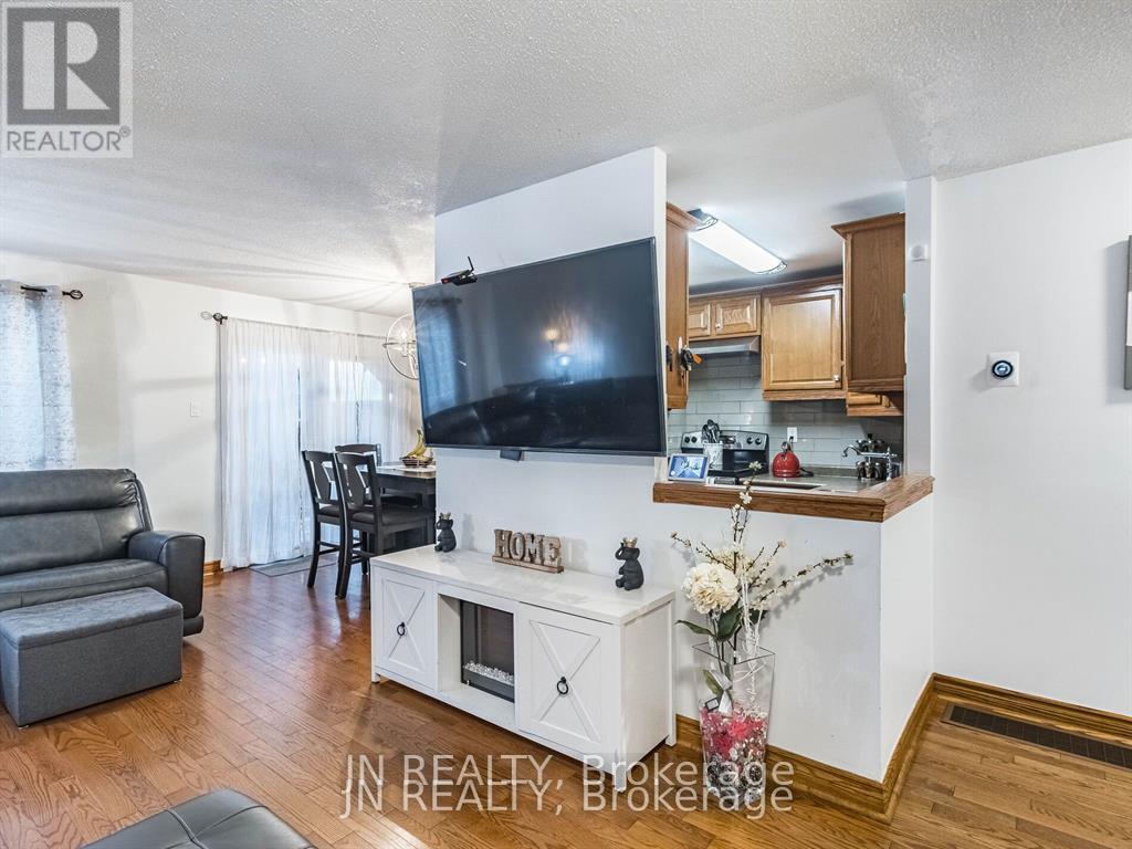 23 Hazelglen Court, Brampton, Ontario  L6S 1N7 - Photo 6 - W12674238