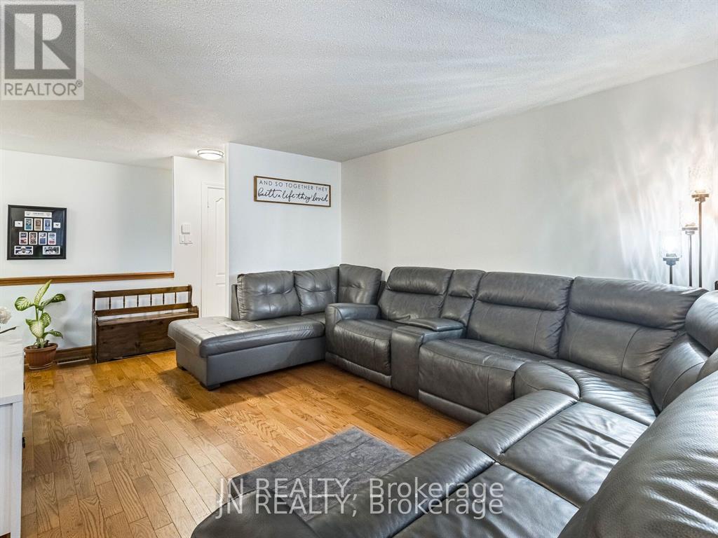 23 Hazelglen Court, Brampton, Ontario  L6S 1N7 - Photo 8 - W12674238