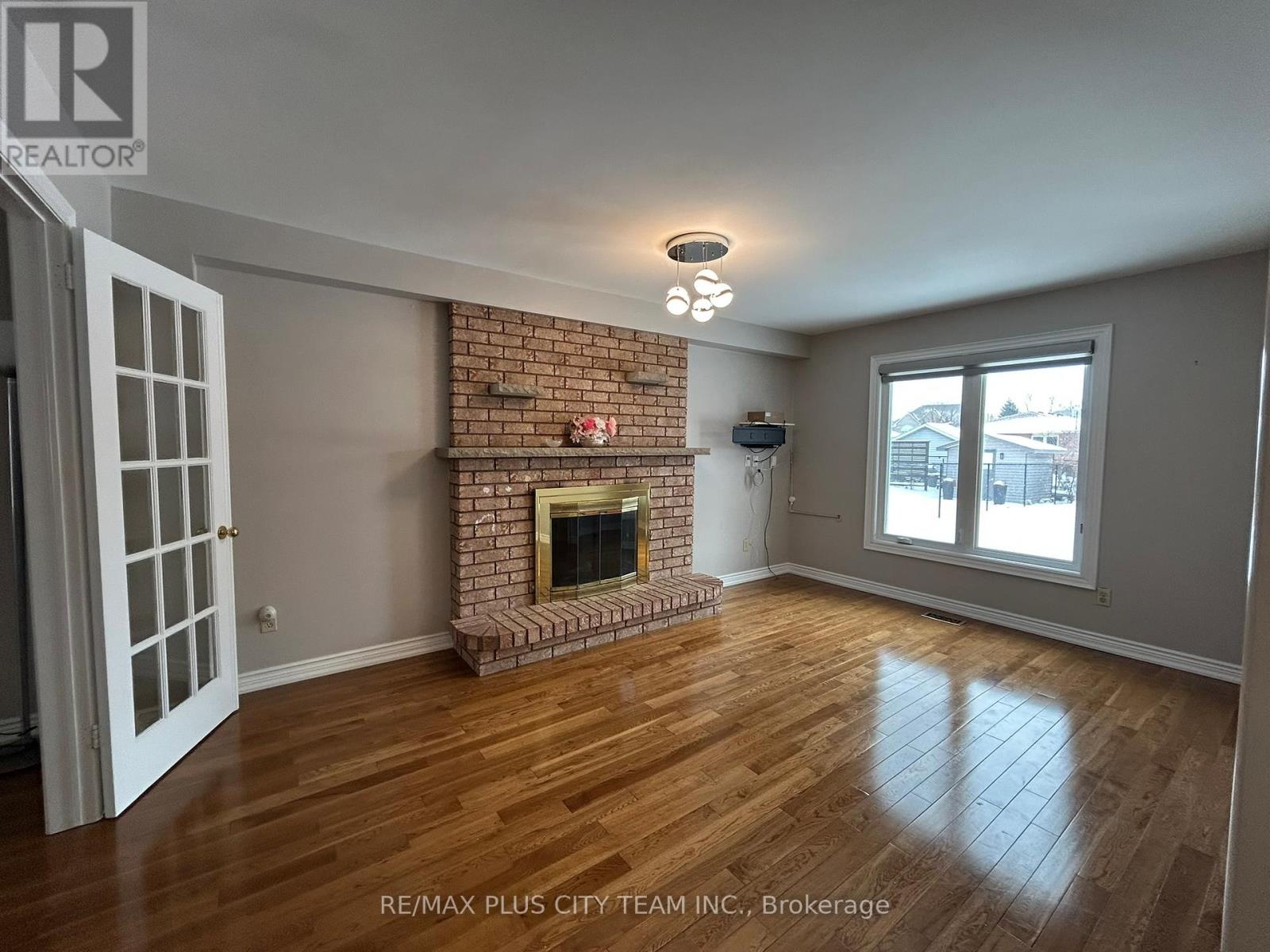 506 Dicenzo Drive, Hamilton, Ontario  L9B 2C4 - Photo 1 - X12674298