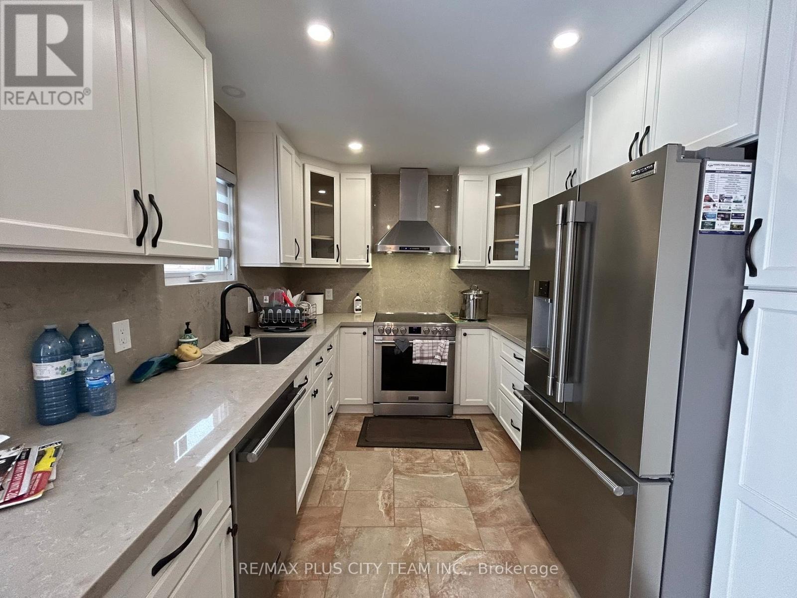 506 Dicenzo Drive, Hamilton, Ontario  L9B 2C4 - Photo 7 - X12674298