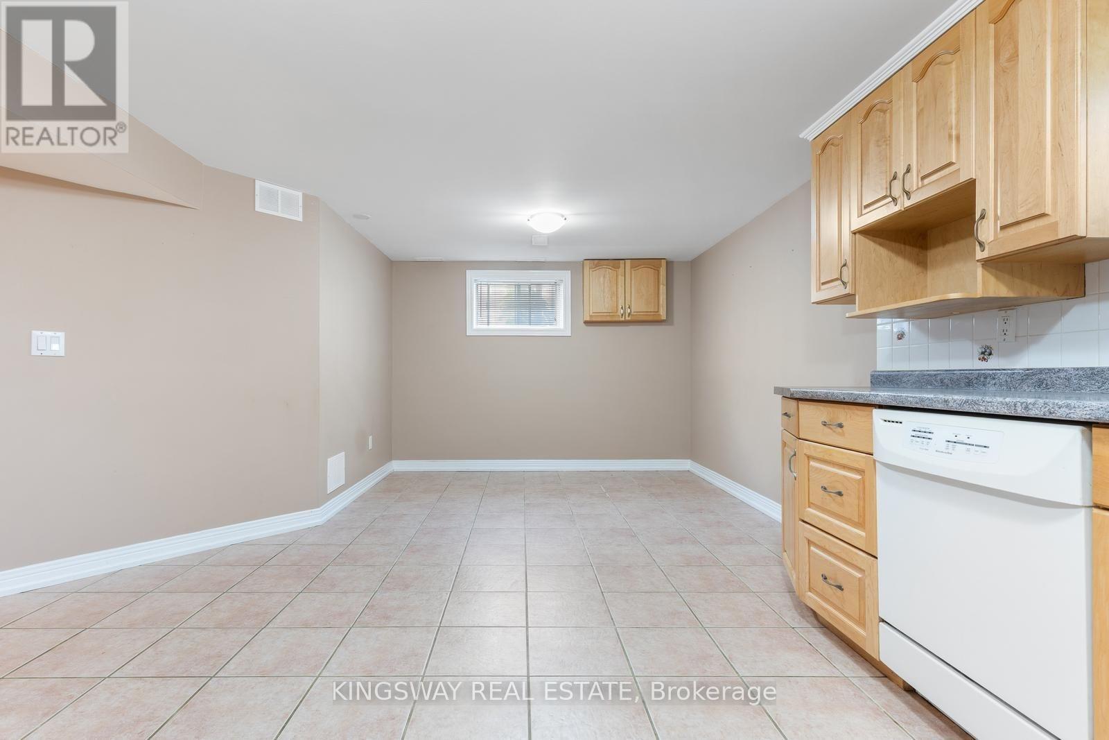 236 Woodale (Lower Lev) Avenue, Oakville, Ontario  L6K 2N2 - Photo 3 - W12674414