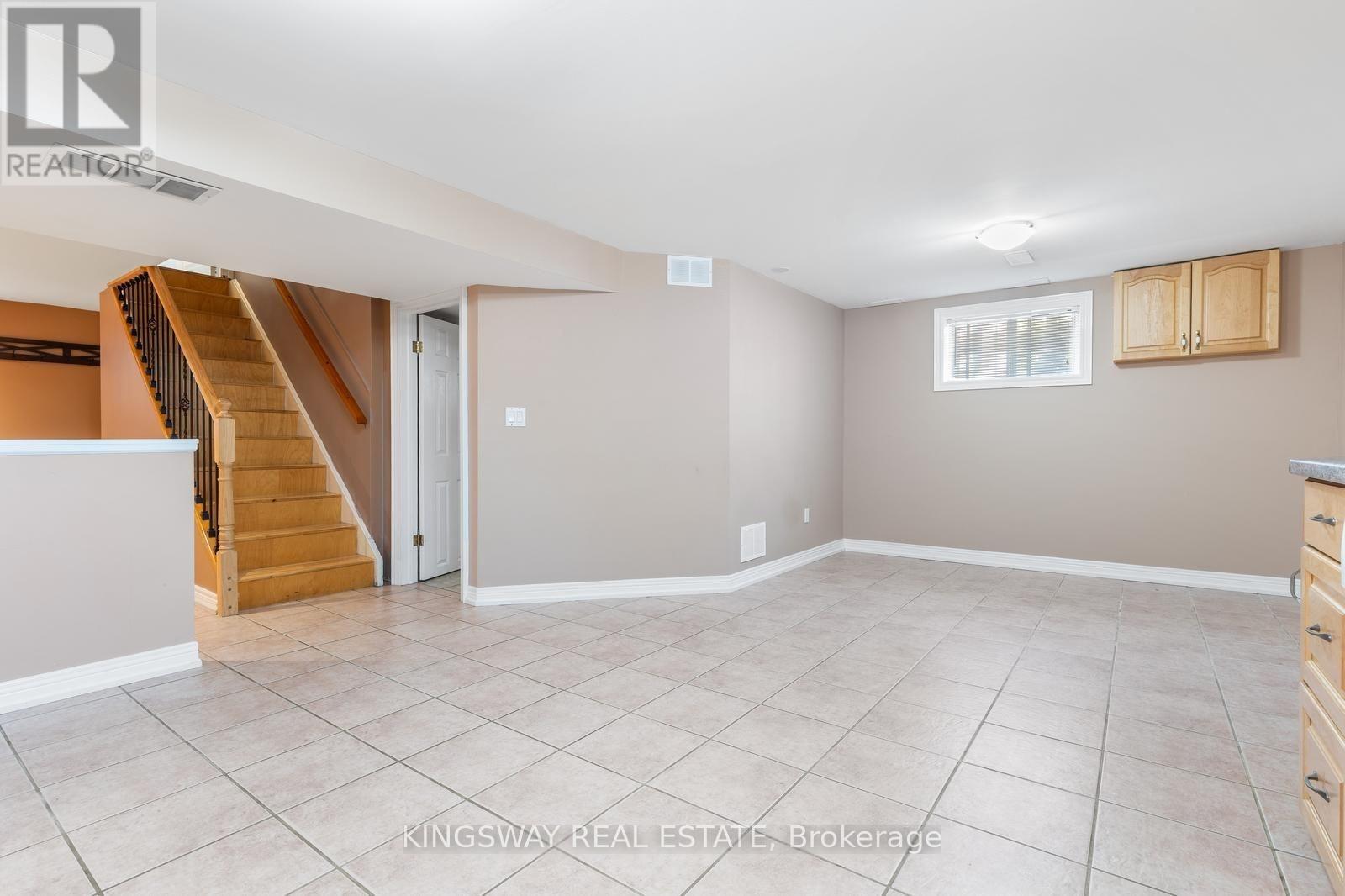 236 Woodale (Lower Lev) Avenue, Oakville, Ontario  L6K 2N2 - Photo 4 - W12674414