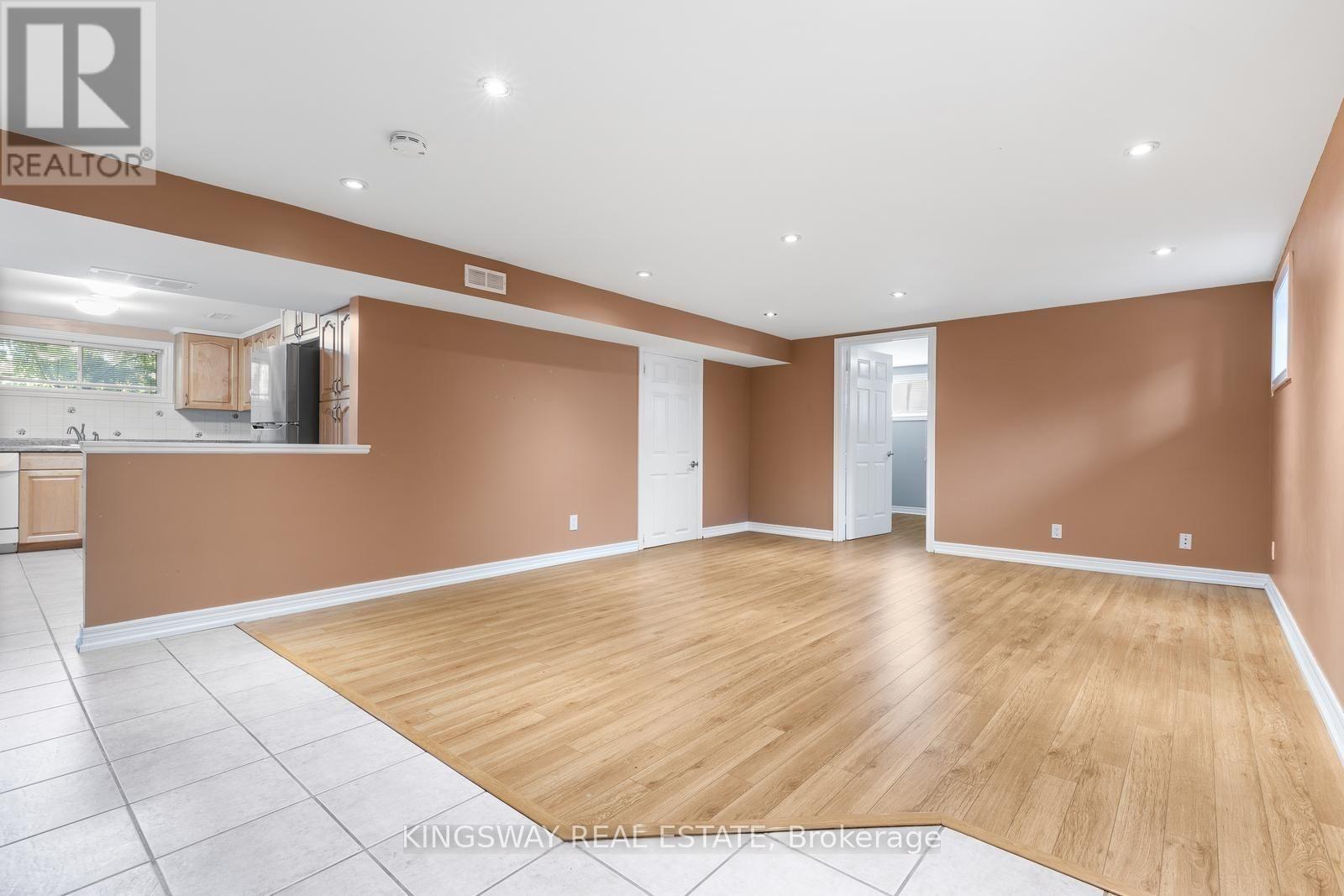 236 Woodale (Lower Lev) Avenue, Oakville, Ontario  L6K 2N2 - Photo 5 - W12674414