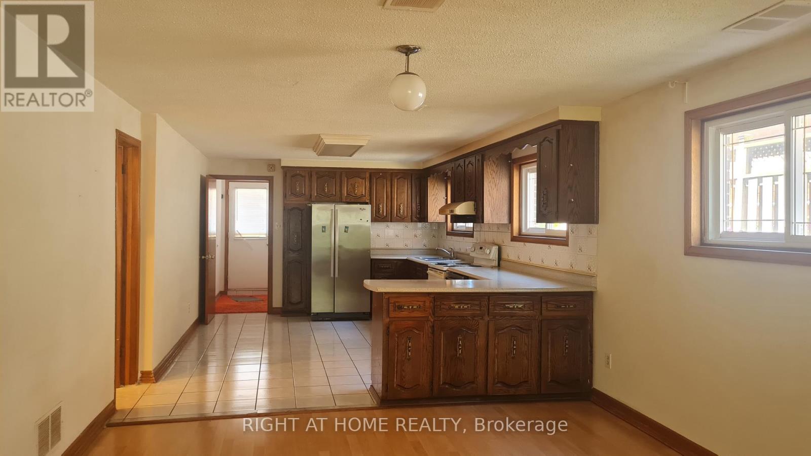 Lower - 86 Antigua Road, Mississauga, Ontario  L5B 2T6 - Photo 3 - W12674422