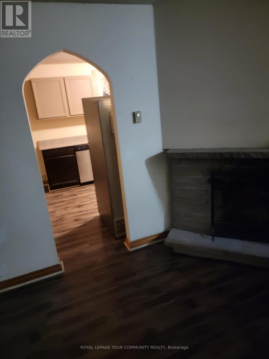 381 The Queensway Street S, Georgina, Ontario  L4P 2C4 - Photo 3 - N12645796