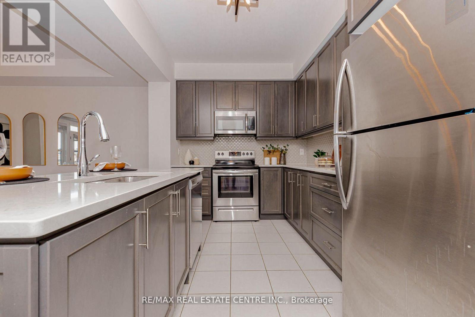 112 Burnhamthorpe Road E, Oakville, Ontario  L6H 0X8 - Photo 14 - W12674486