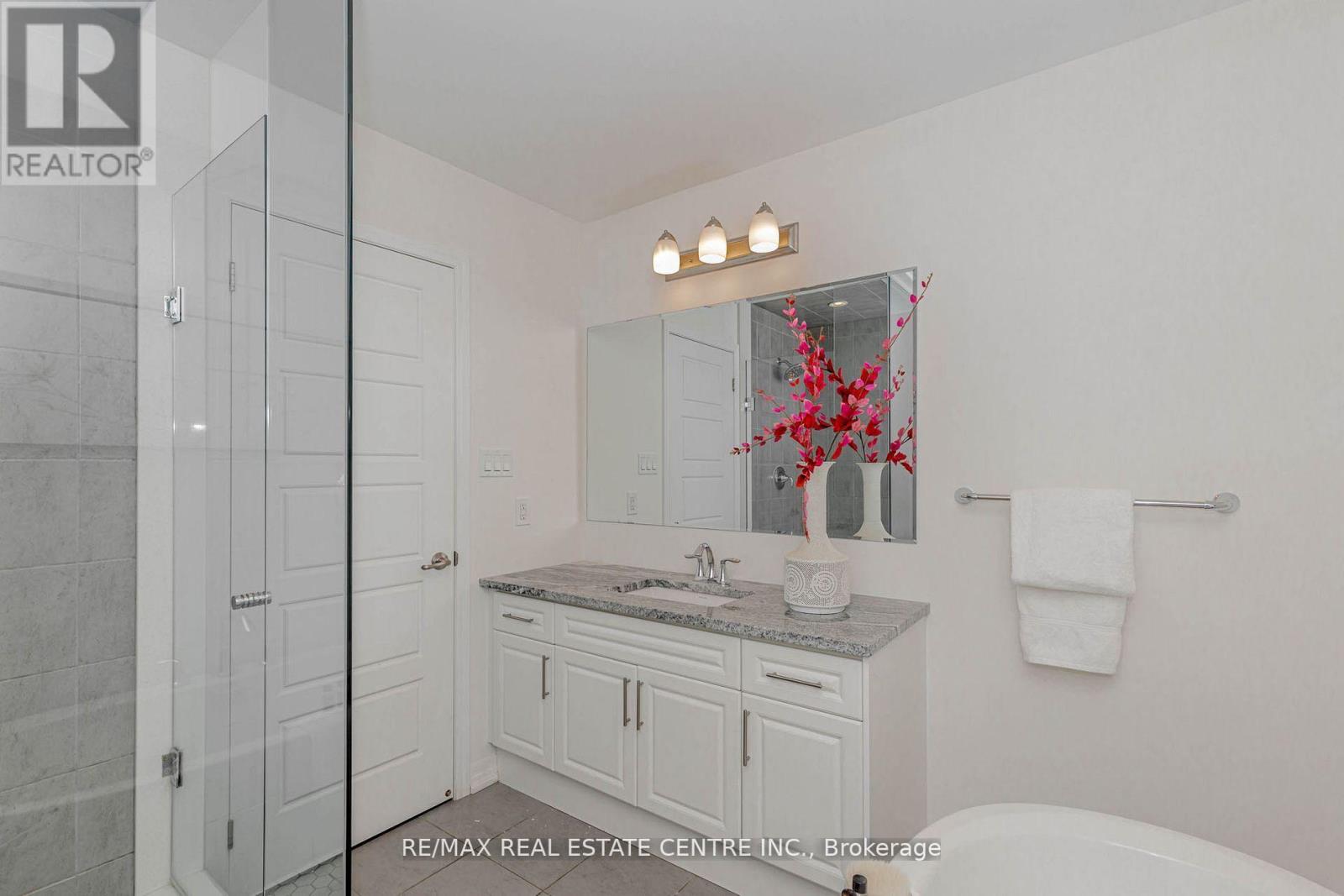 112 Burnhamthorpe Road E, Oakville, Ontario  L6H 0X8 - Photo 34 - W12674486