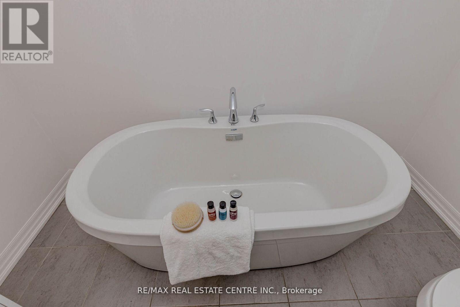 112 Burnhamthorpe Road E, Oakville, Ontario  L6H 0X8 - Photo 44 - W12674486