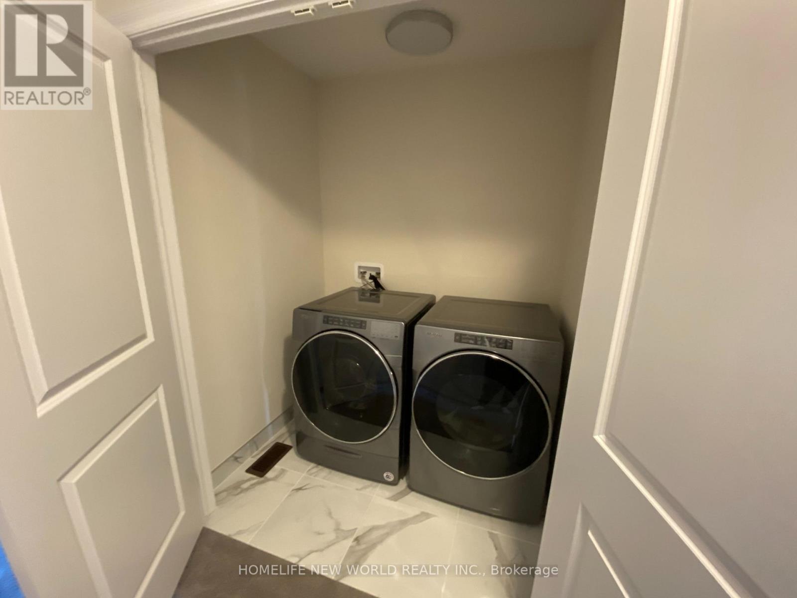 3335 Mockingbird Common, Oakville, Ontario  L6H 0X1 - Photo 9 - W12674512