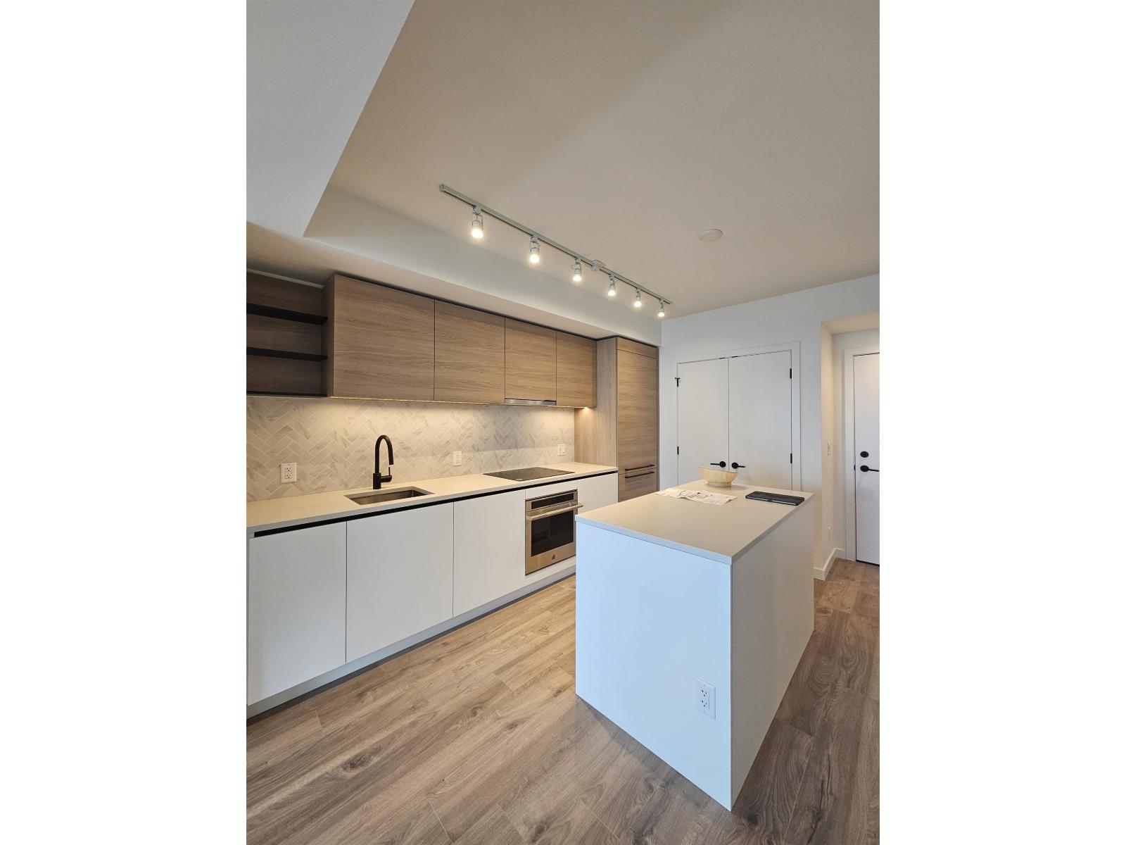 17xx 10448 UNIVERSITY DRIVE, Surrey, British Columbia