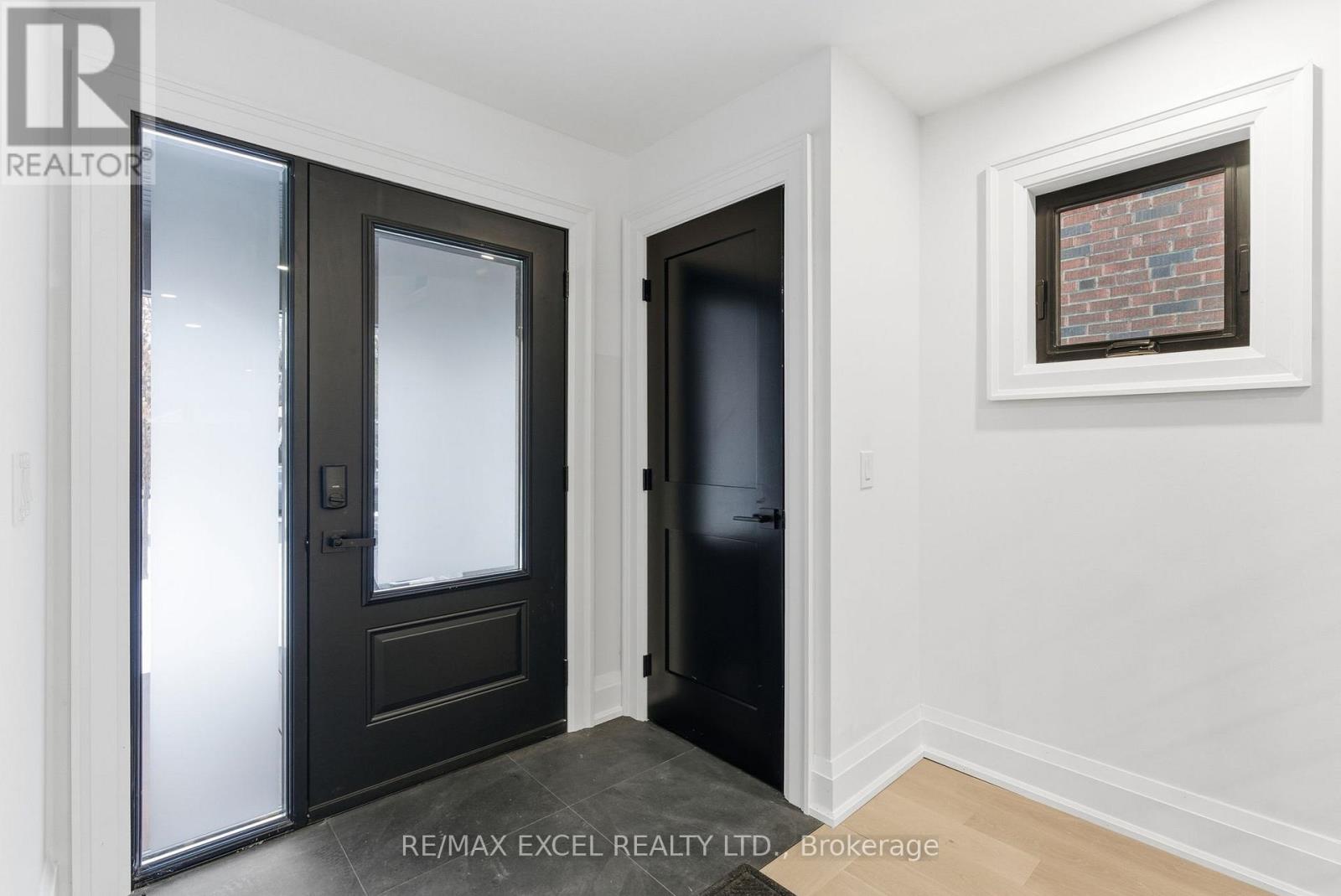 34 Raymond Avenue, Toronto, Ontario  M6S 2B3 - Photo 5 - W12656106