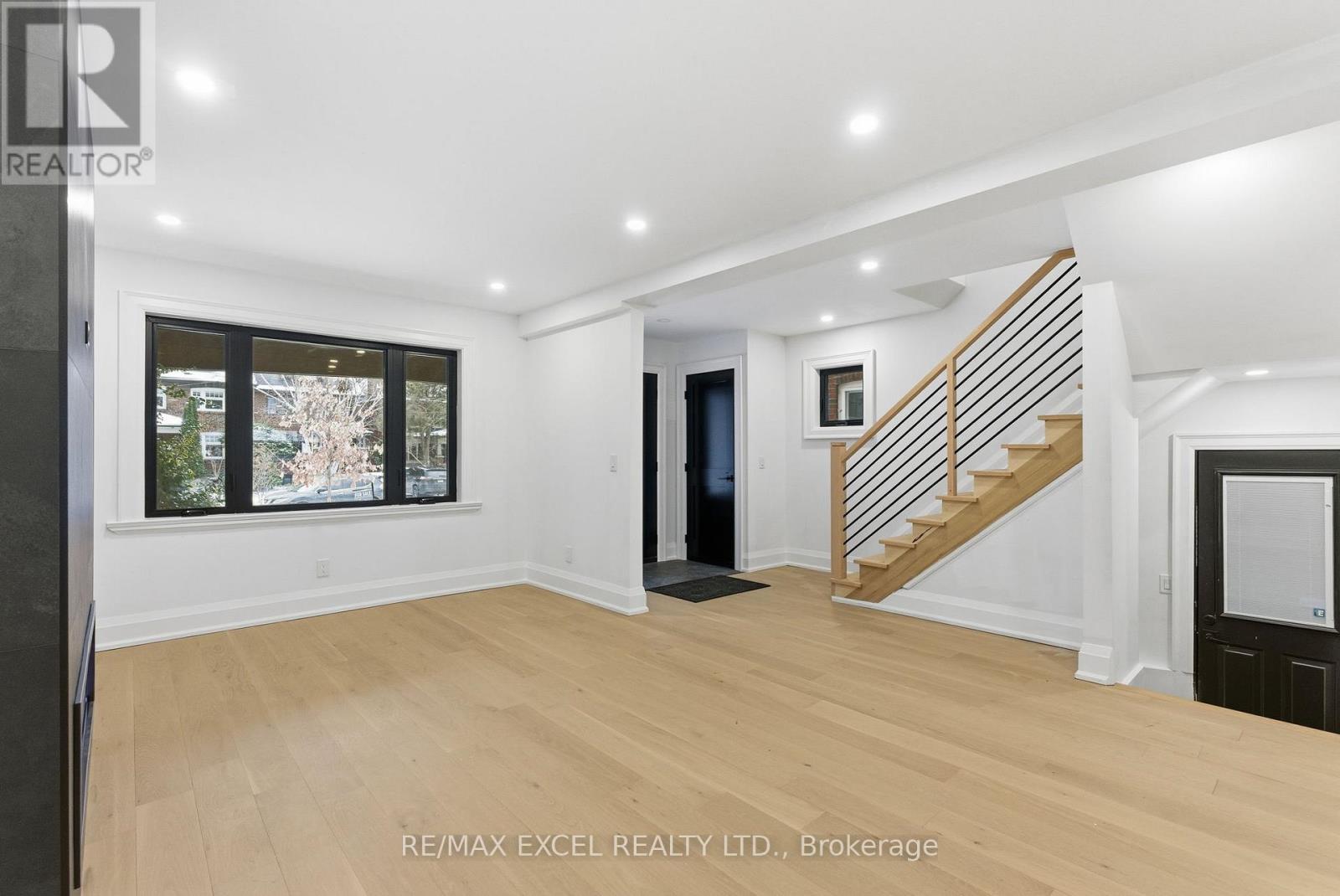 34 Raymond Avenue, Toronto, Ontario  M6S 2B3 - Photo 7 - W12656106