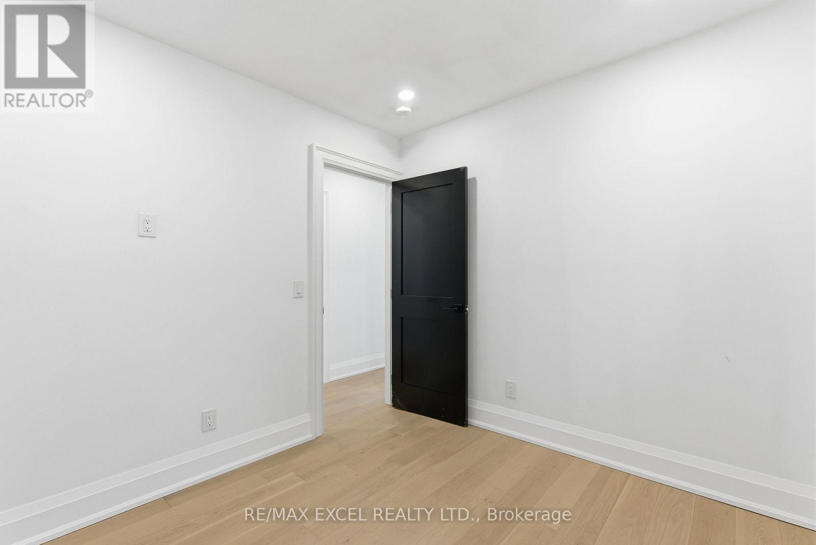 34 Raymond Avenue, Toronto, Ontario  M6S 2B3 - Photo 14 - W12656106