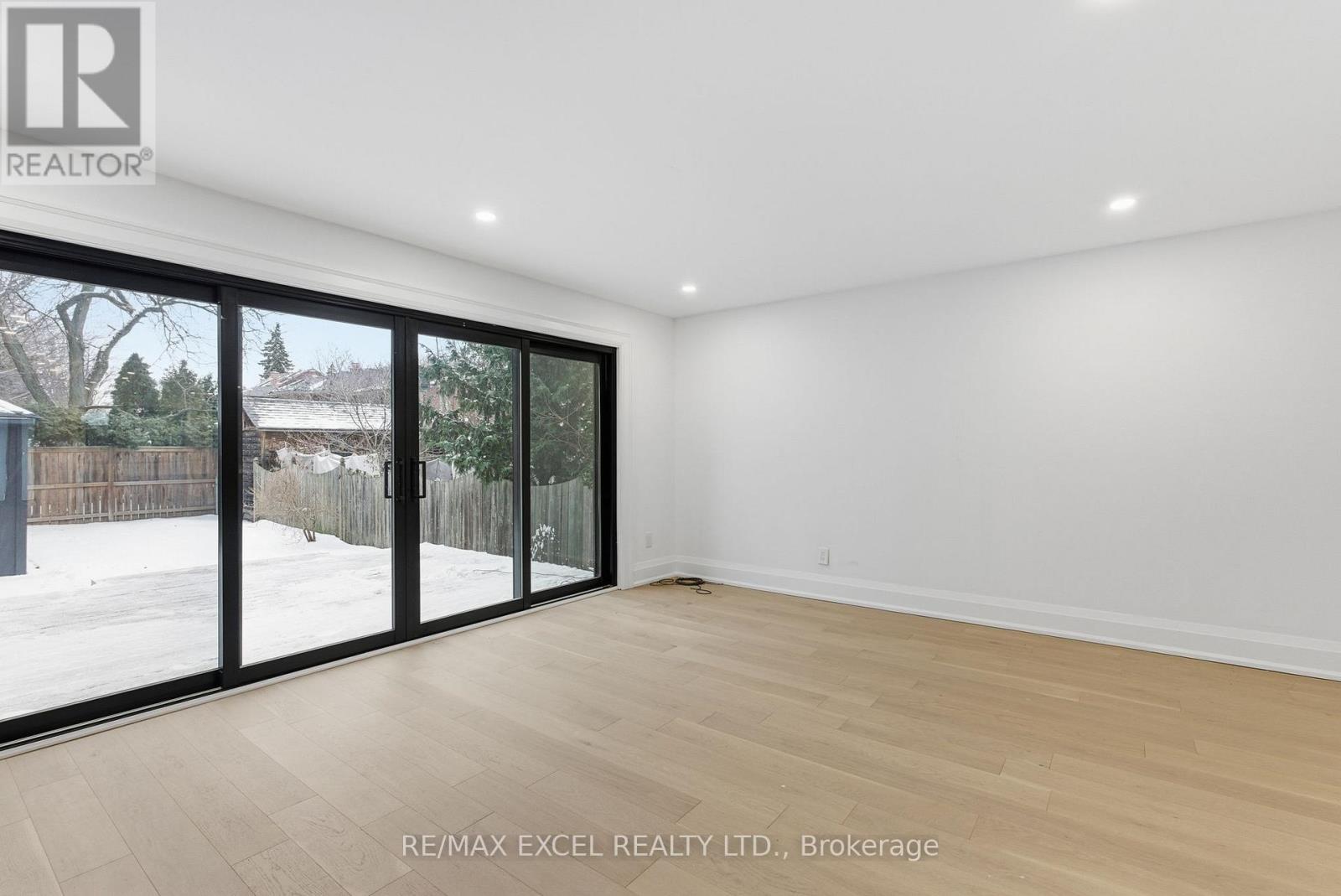 34 Raymond Avenue, Toronto, Ontario  M6S 2B3 - Photo 9 - W12656106