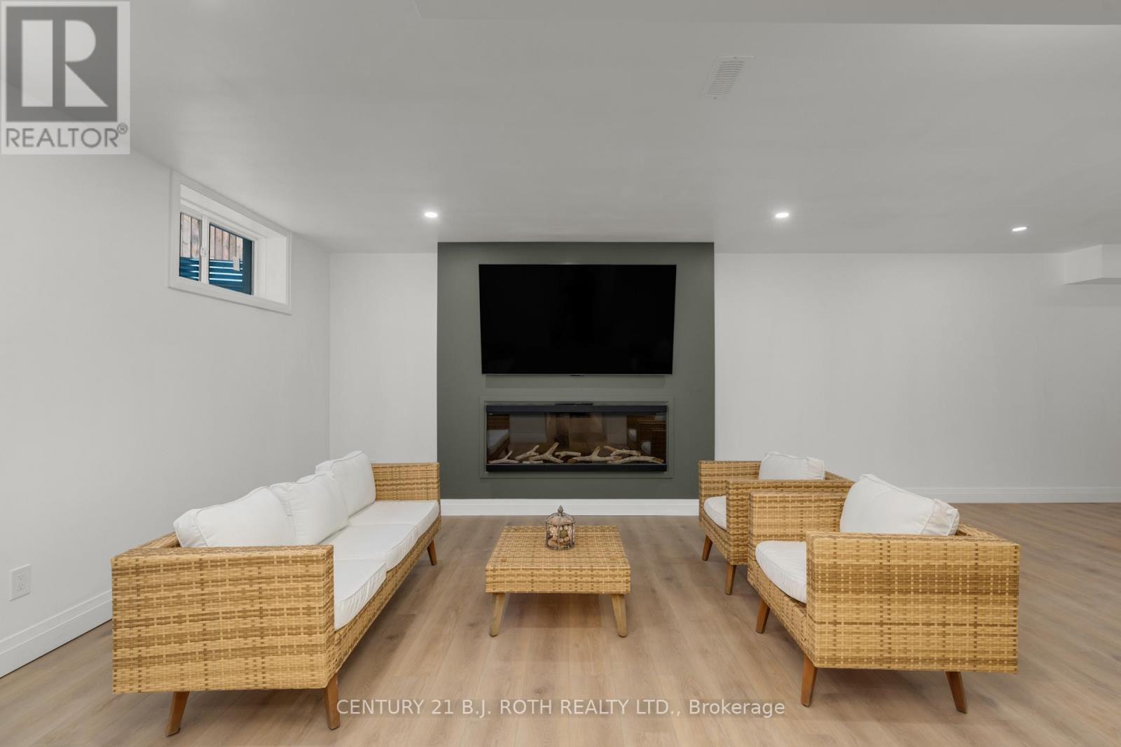 19 Rowley Crescent, Springwater, Ontario  L0L 1P0 - Photo 32 - S12607374