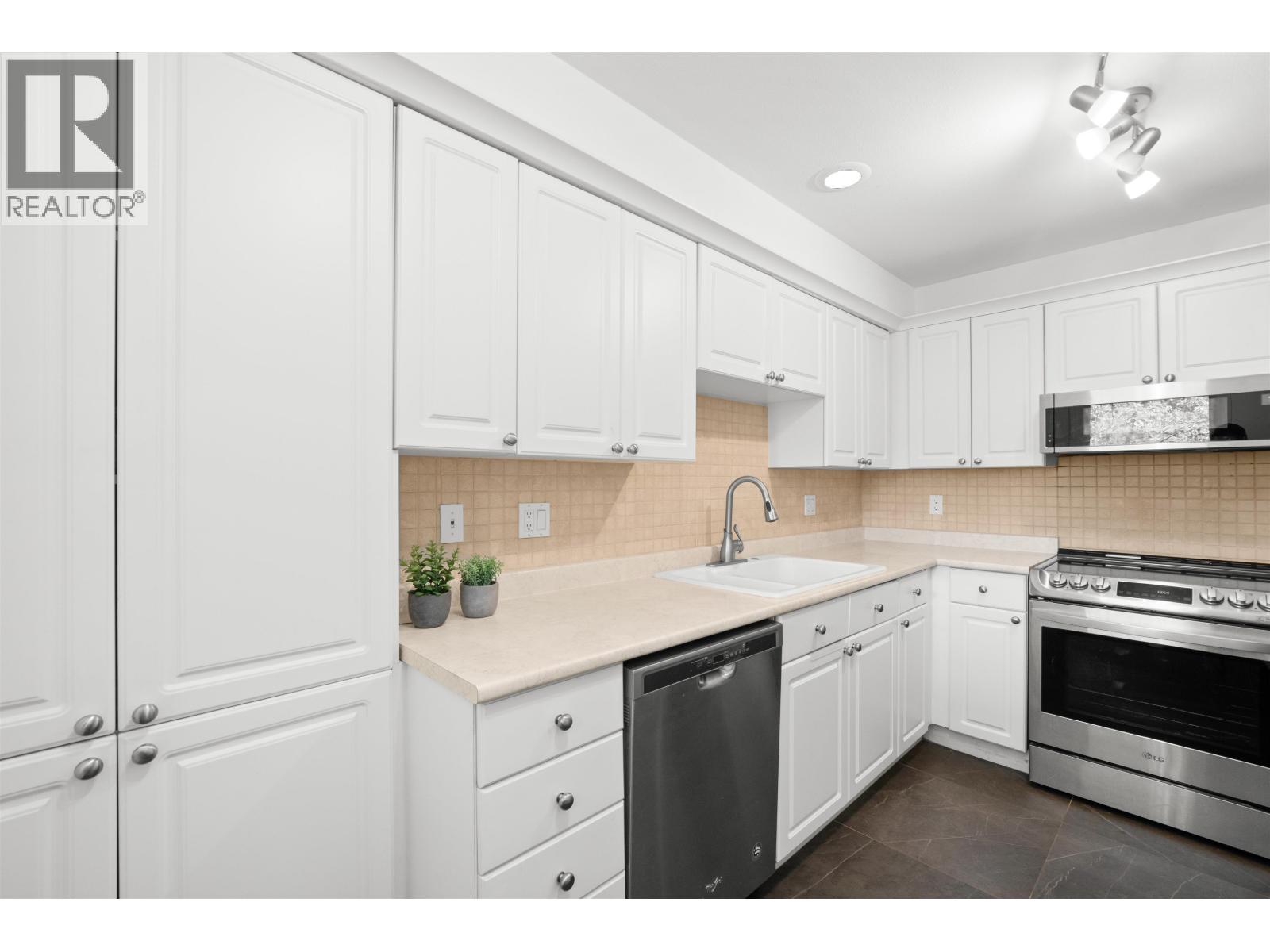 204 1528 Bowser Avenue, North Vancouver, British Columbia  V7P 2Y3 - Photo 9 - R3077302