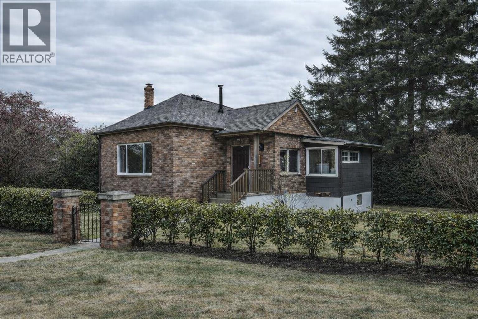 865 E 12TH STREET, North Vancouver, British Columbia