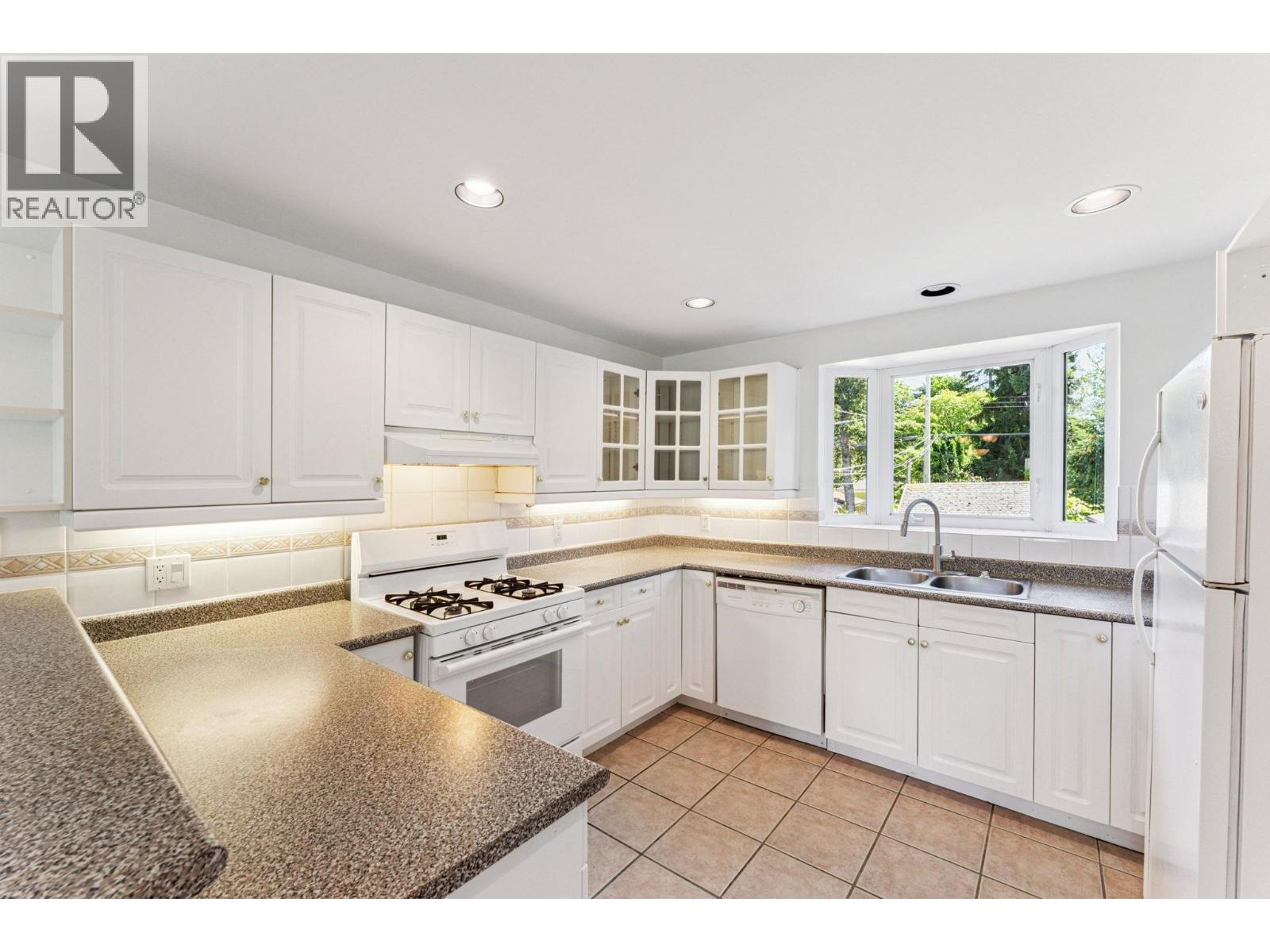 865 E 12th Street, North Vancouver, British Columbia  V7L 2L2 - Photo 7 - R3077298