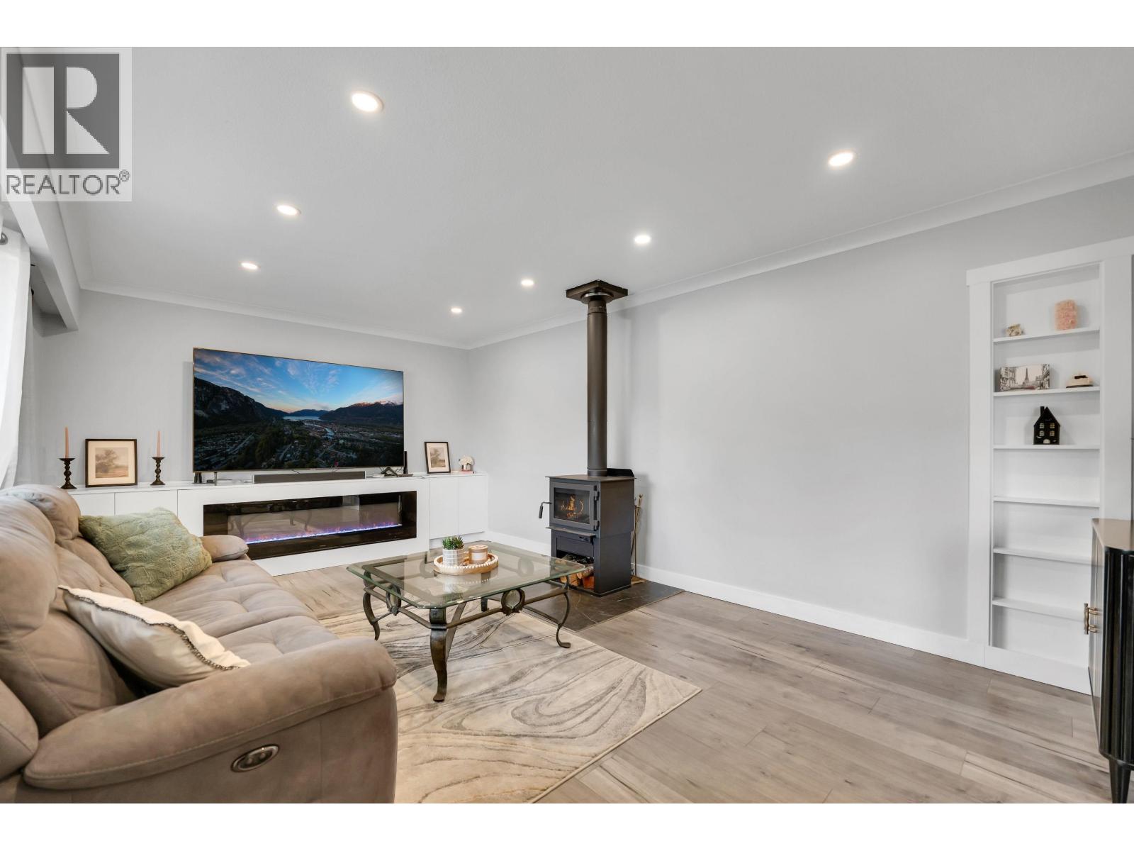 2026 Garibaldi Way, Squamish, British Columbia  V0N 1T0 - Photo 2 - R3077301