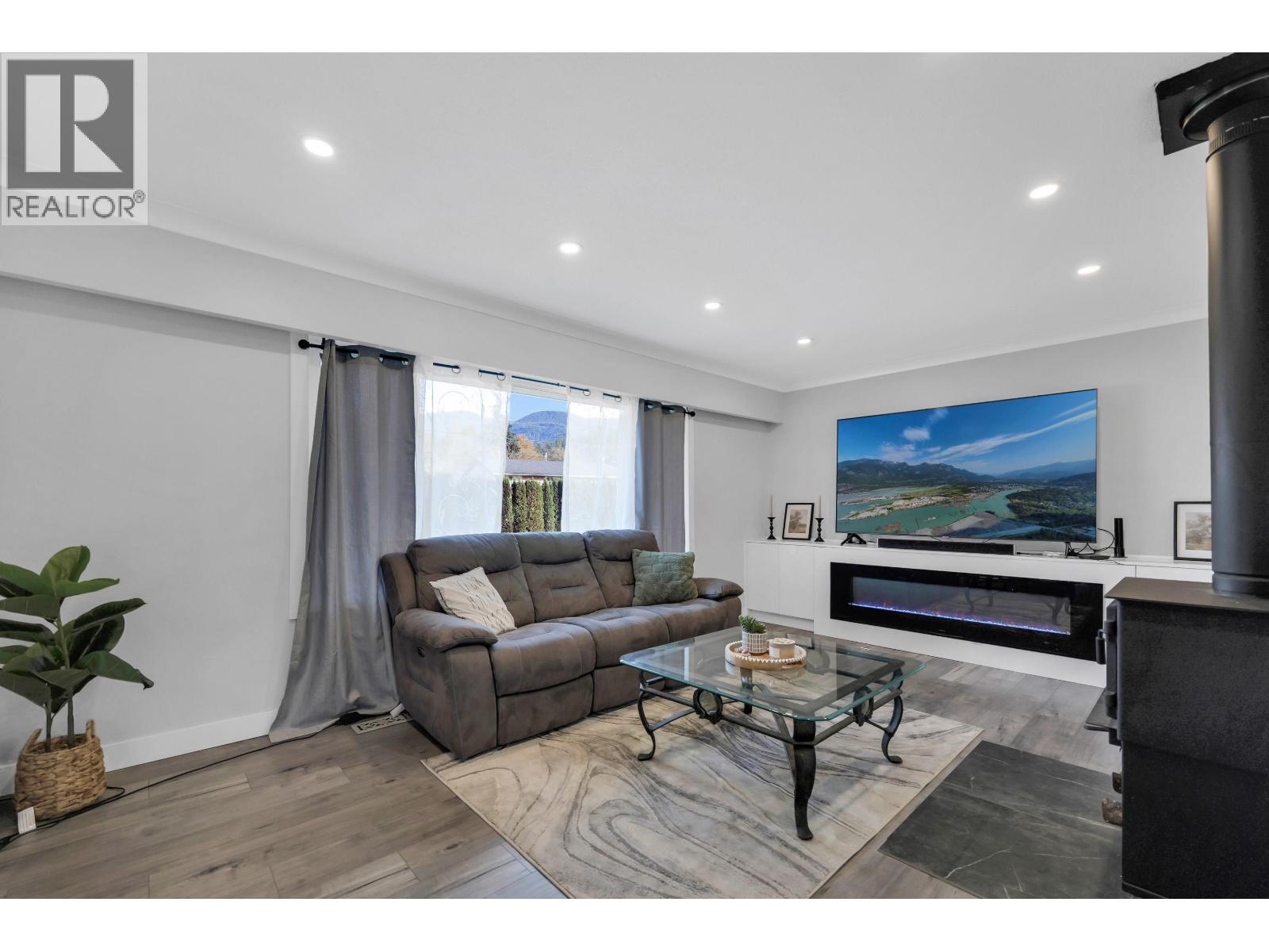 2026 Garibaldi Way, Squamish, British Columbia  V0N 1T0 - Photo 3 - R3077301