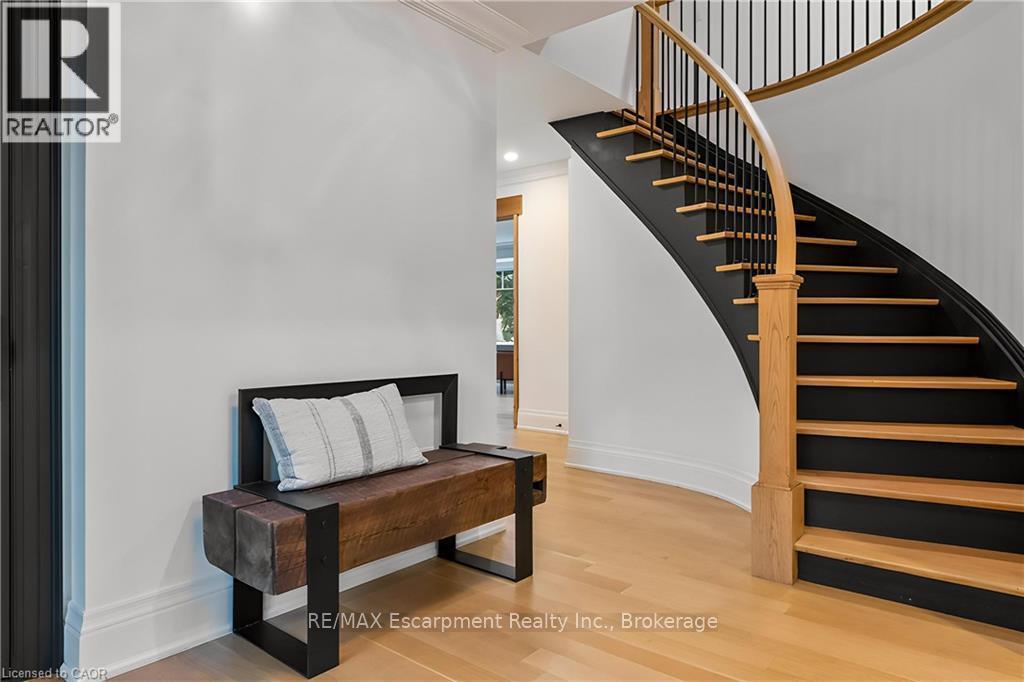 138 Cavendish Court, Oakville, Ontario  L6J 5S2 - Photo 4 - W12672268