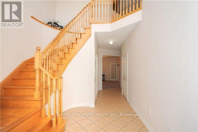 71 Batchford Crescent, Markham, Ontario  L6B 0C2 - Photo 4 - N12674644