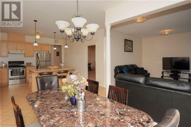 71 Batchford Crescent, Markham, Ontario  L6B 0C2 - Photo 7 - N12674644