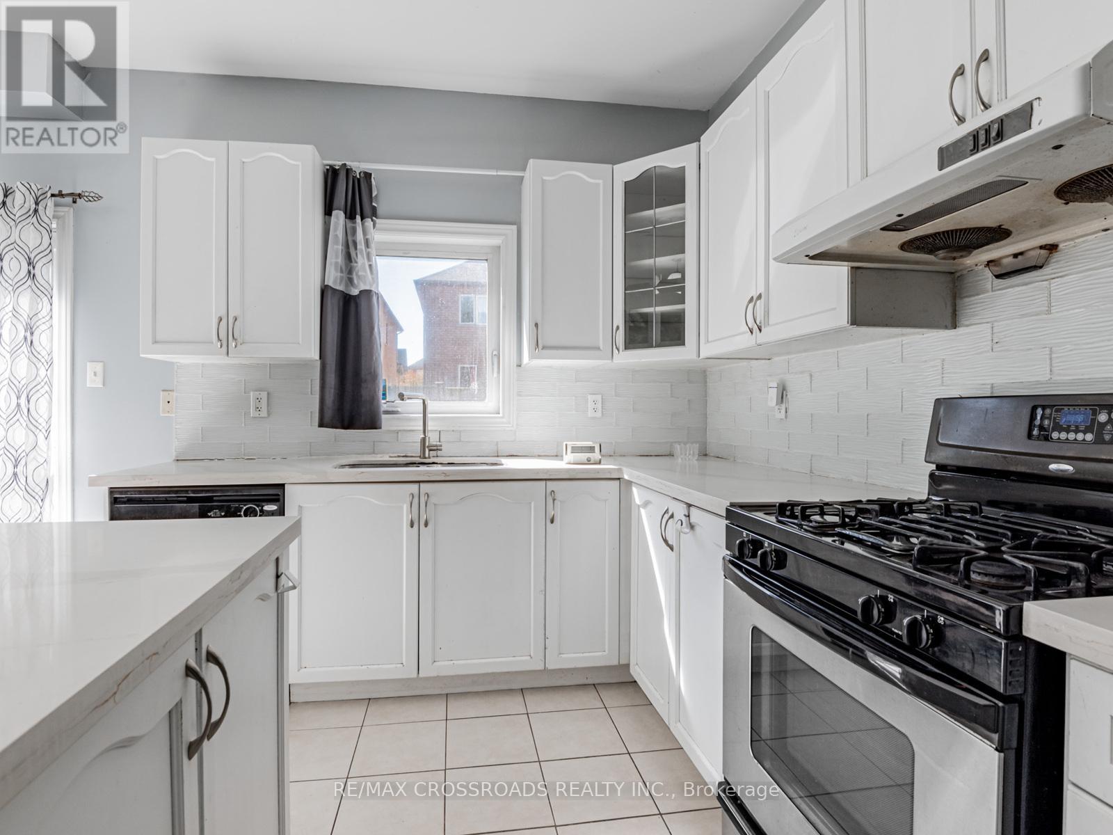 81 Lahore Crescent, Markham, Ontario  L3S 0A6 - Photo 11 - N12674668