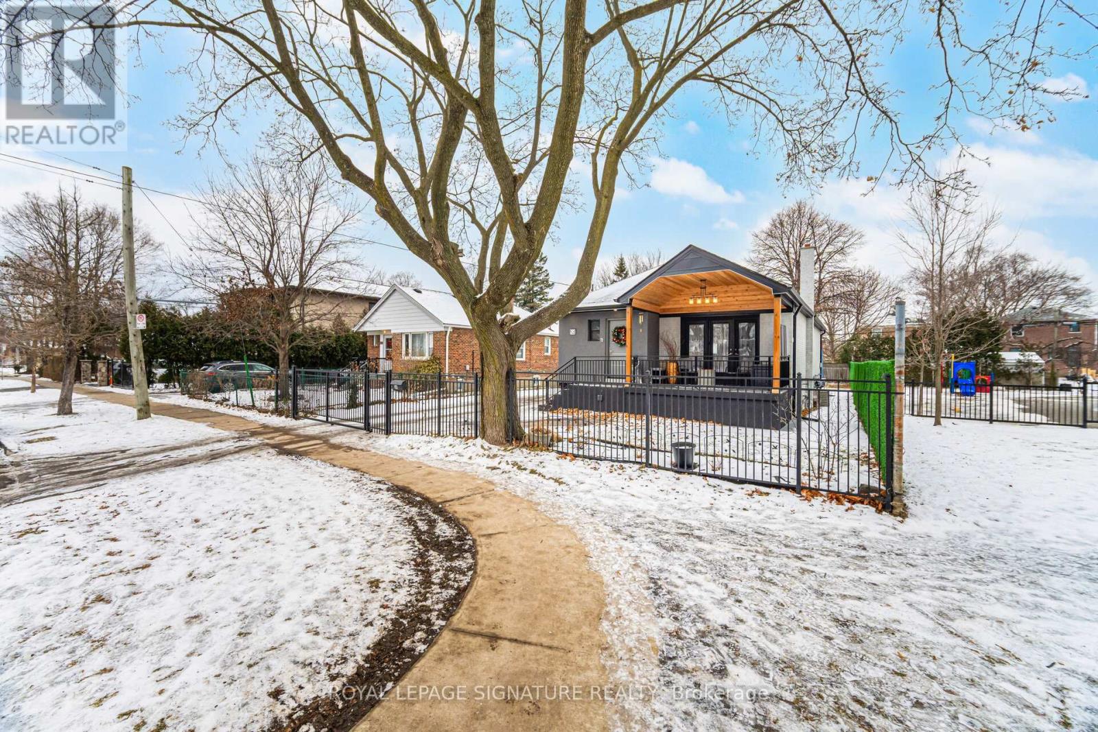 30 Coules Court, Toronto, Ontario  M8W 2N9 - Photo 3 - W12674338