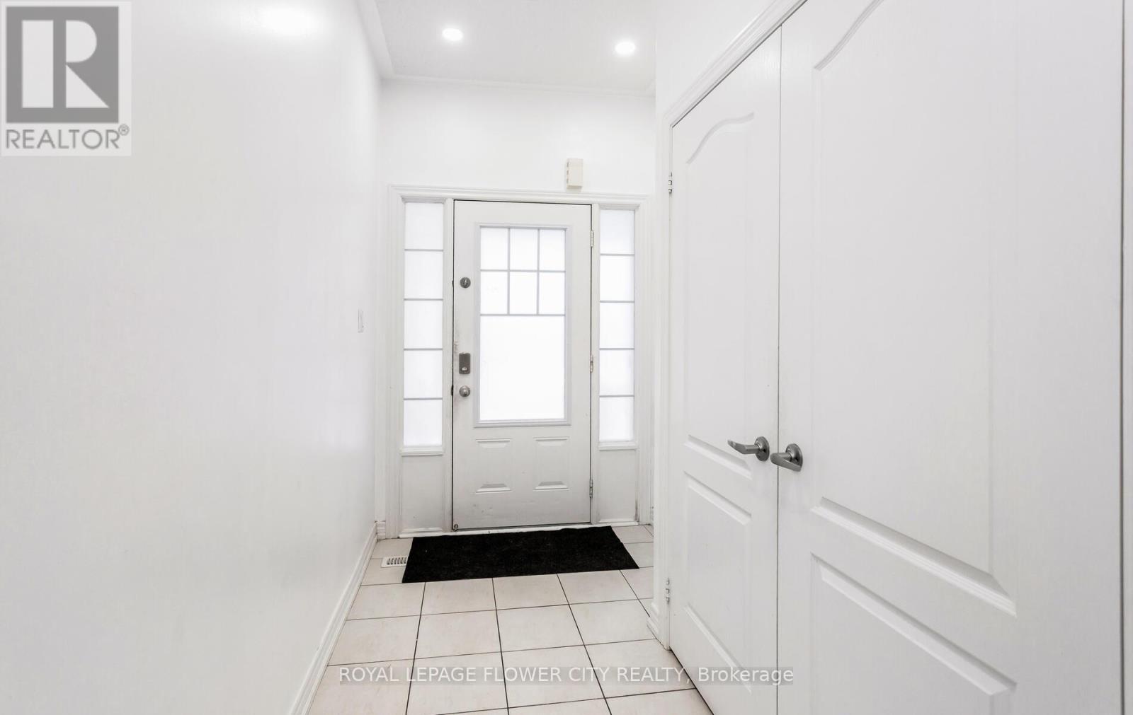 106 Lanark Circle, Brampton, Ontario  L6X 5L3 - Photo 3 - W12674632