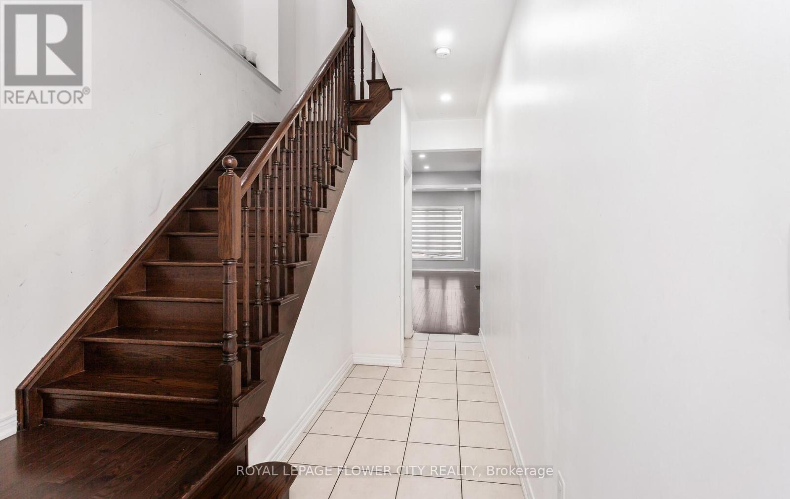 106 Lanark Circle, Brampton, Ontario  L6X 5L3 - Photo 6 - W12674632