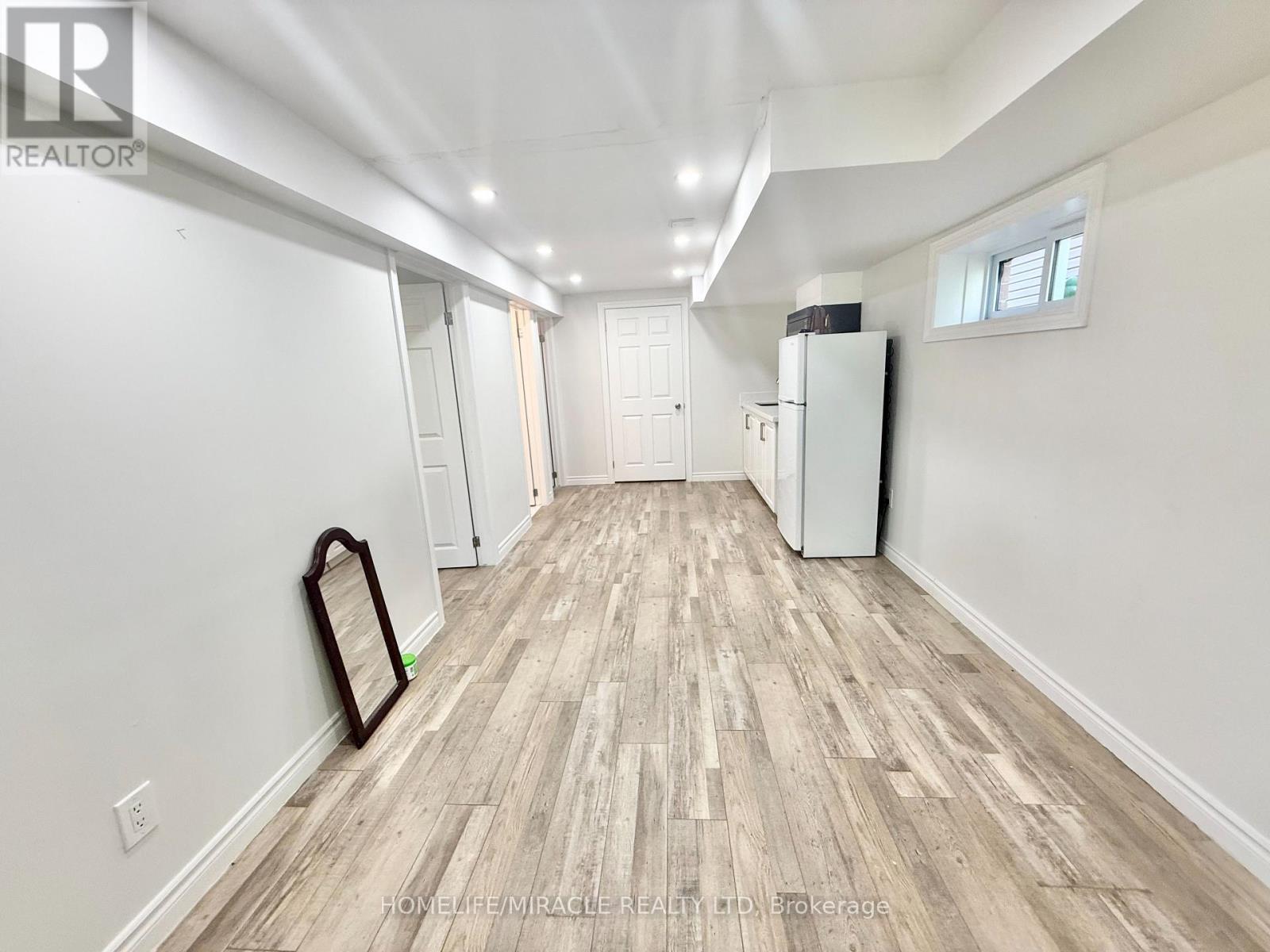 B - 668a Butternut Avenue, Waterloo, Ontario  N2V 2L1 - Photo 1 - X12674662