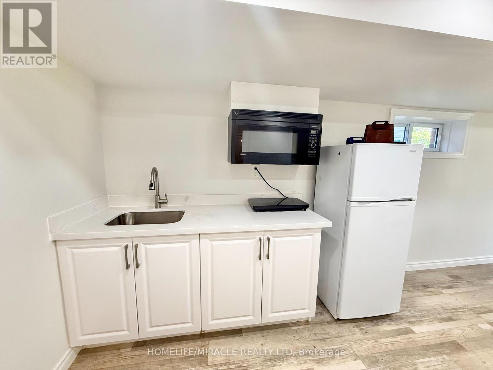 B - 668a Butternut Avenue, Waterloo, Ontario  N2V 2L1 - Photo 3 - X12674662