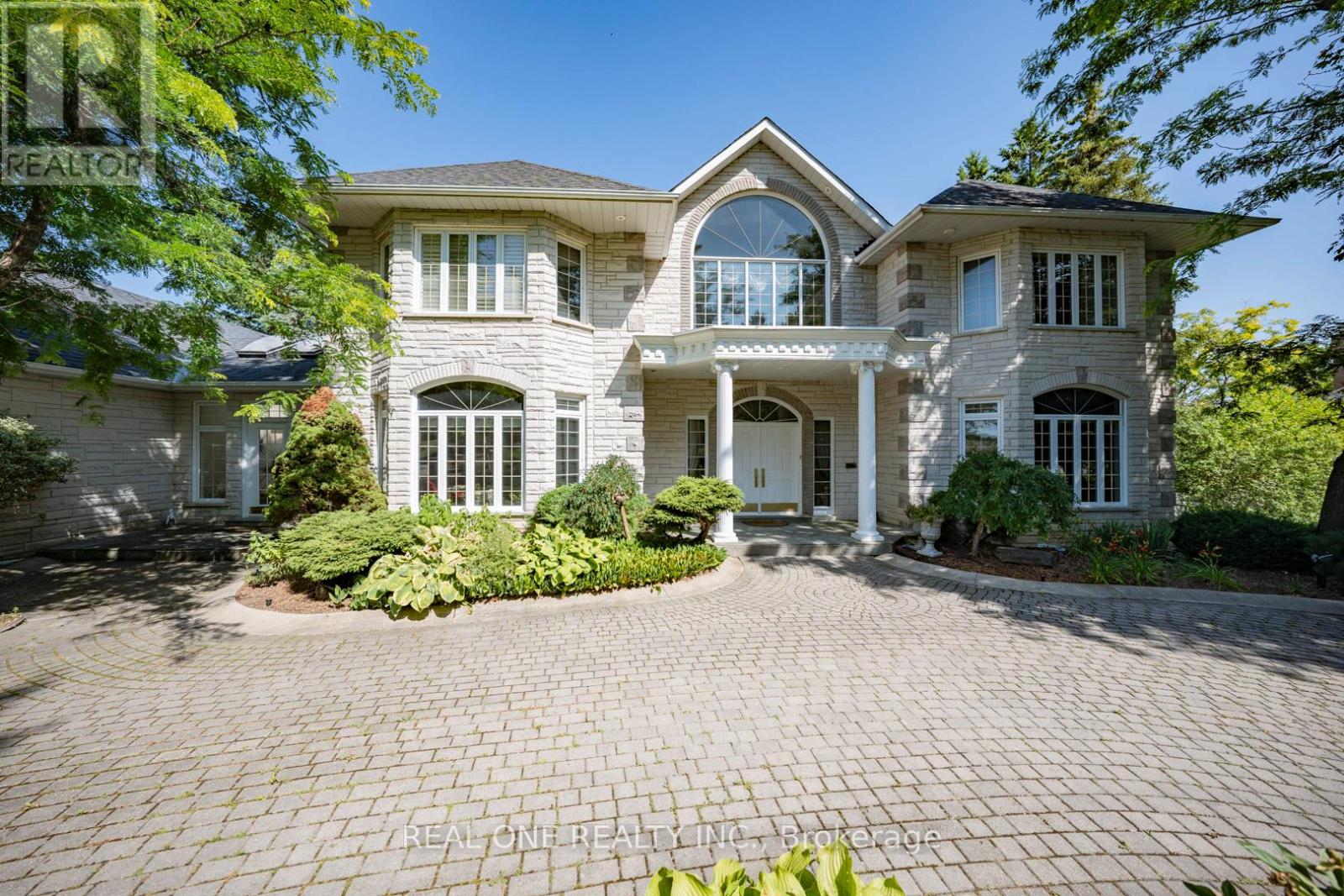 14 ALM COURT, Aurora, Ontario