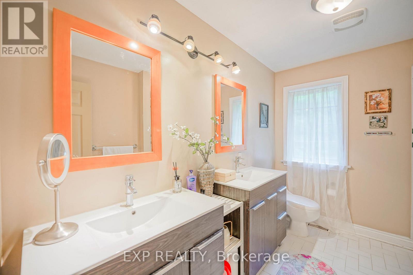 54 Ridgewood Drive, Richmond Hill, Ontario  L4E 3M1 - Photo 16 - N12674694